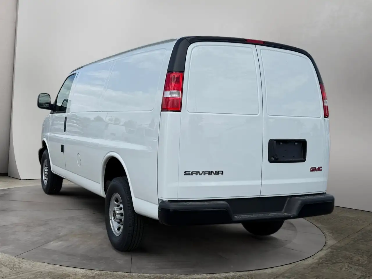 GMC Savana снимка GMC Savana