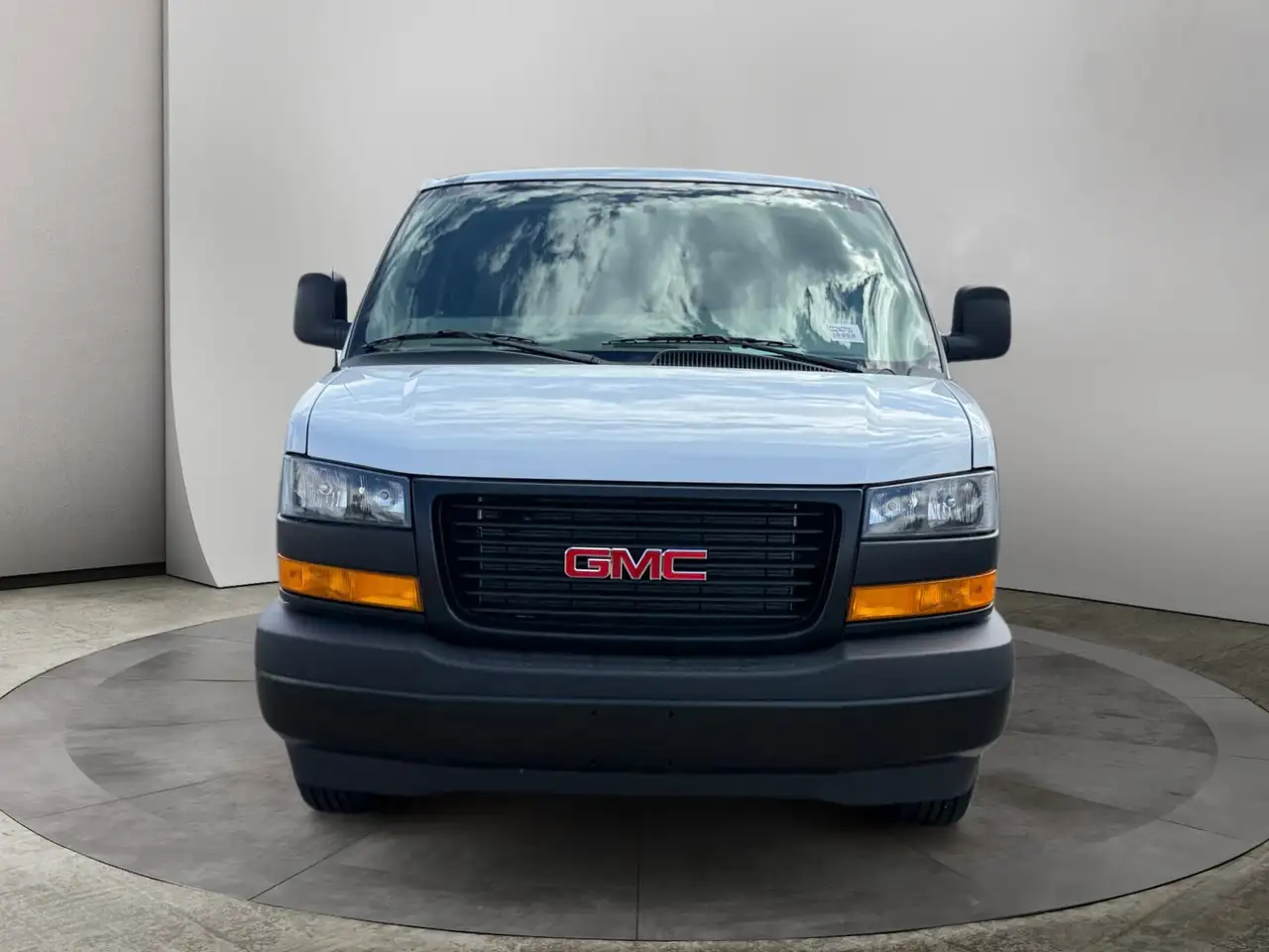 GMC Savana снимка GMC Savana