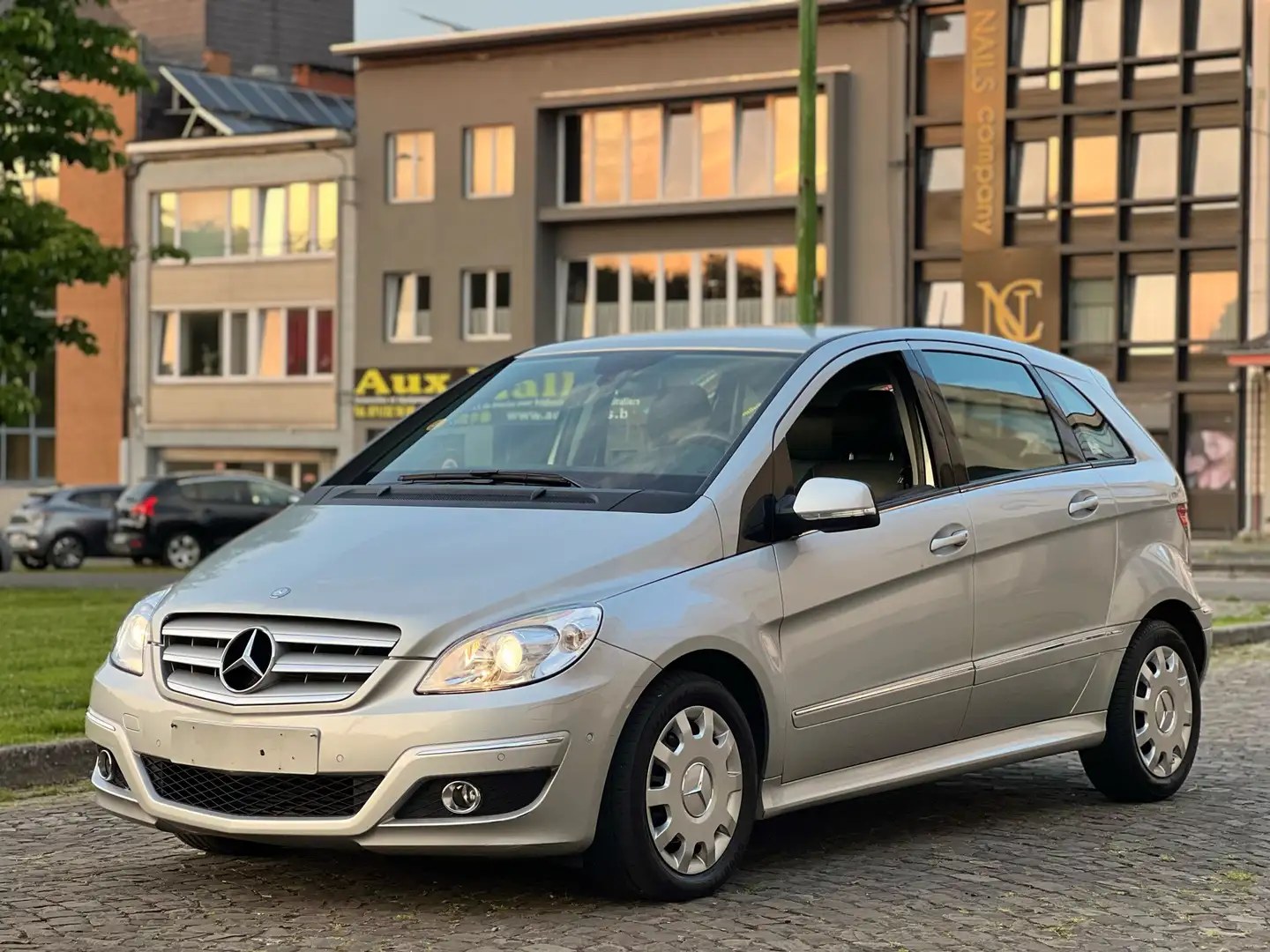 Mercedes-Benz B 180 CDI 1er main B-Automatique, prêt à immatriculer. Bronzo - 1