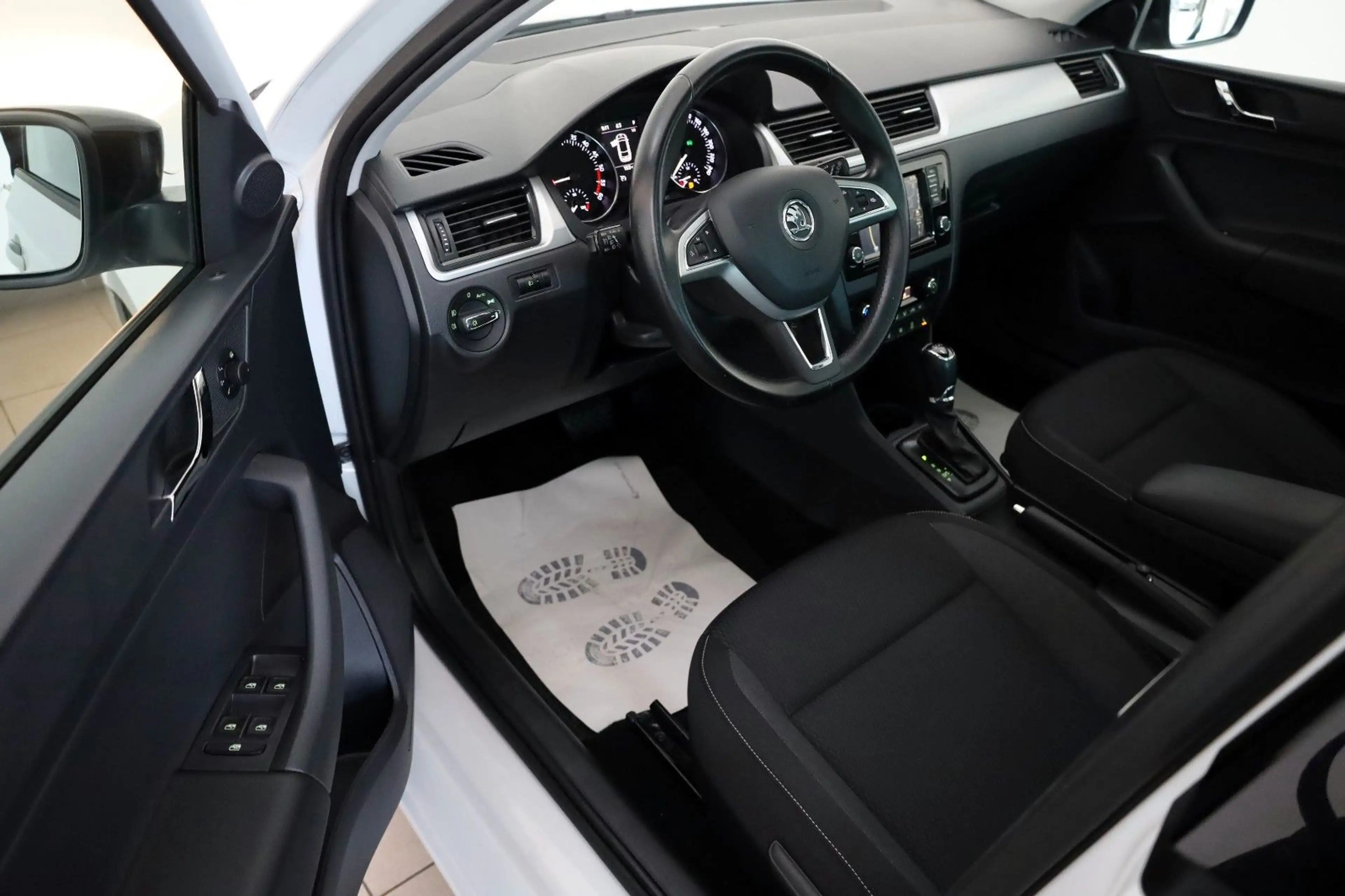 Skoda Rapid/Spaceback Spaceback Ambition Navi,Panorama,SH,PDC — photo 10