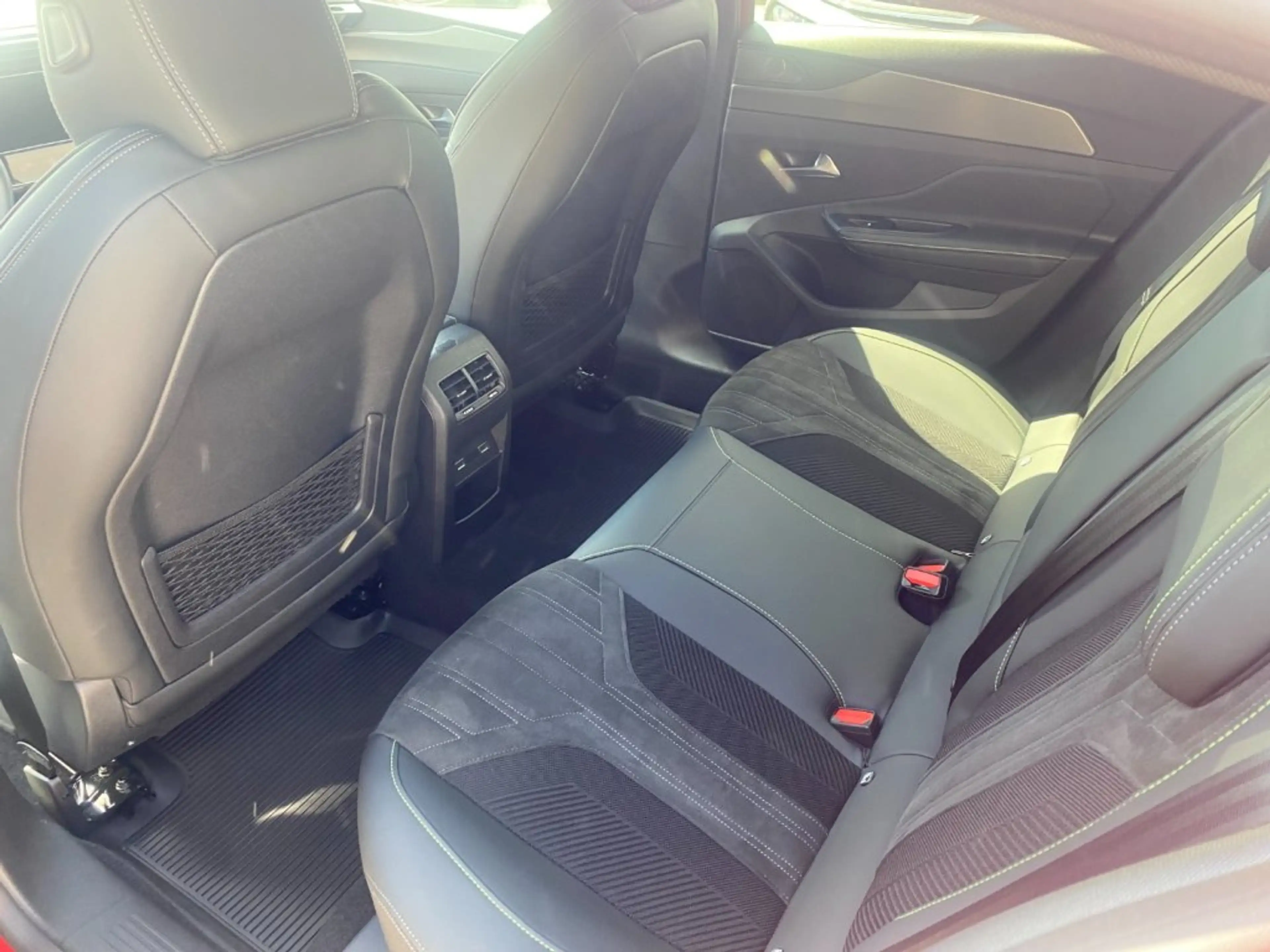 Peugeot 408 GT PT 130 EAT8 — photo 9