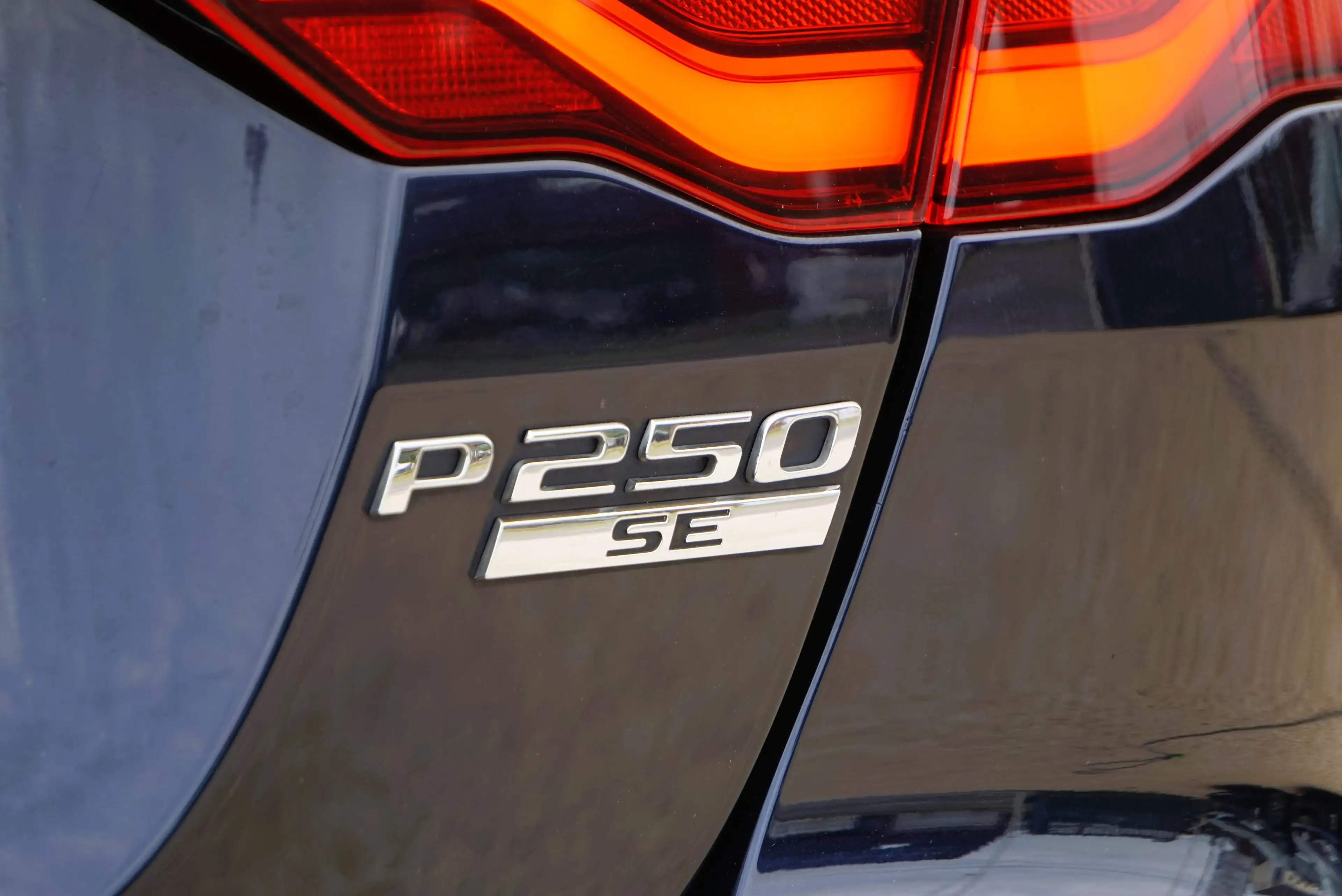 Jaguar XE 2.0 T P250 R-Dynamic SE / BVA8 / Cockpit / Caméra 360 / HUD / CarPlay / ACC / Cuir / Keyless — photo 6