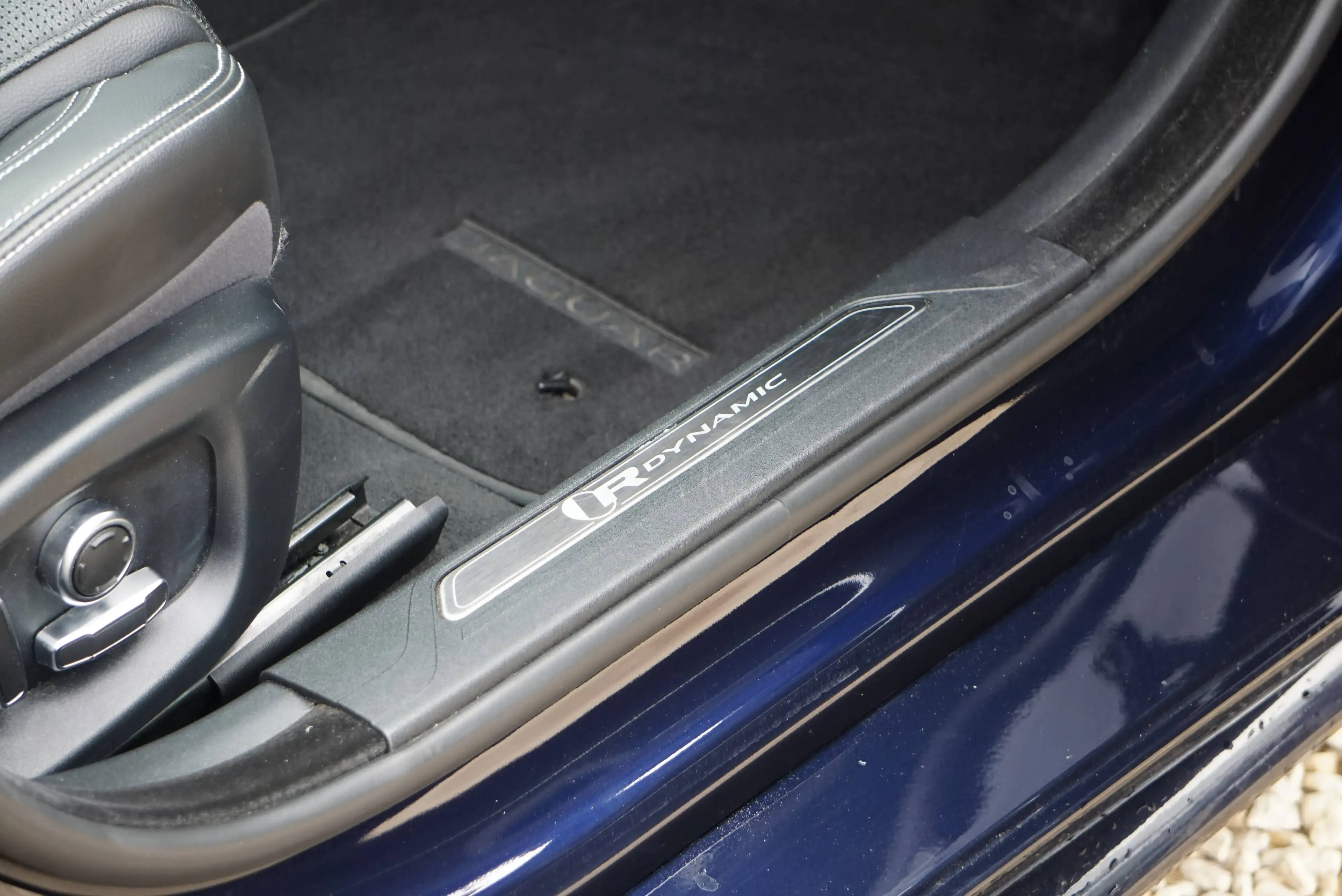 Jaguar XE 2.0 T P250 R-Dynamic SE / BVA8 / Cockpit / Caméra 360 / HUD / CarPlay / ACC / Cuir / Keyless — photo 12