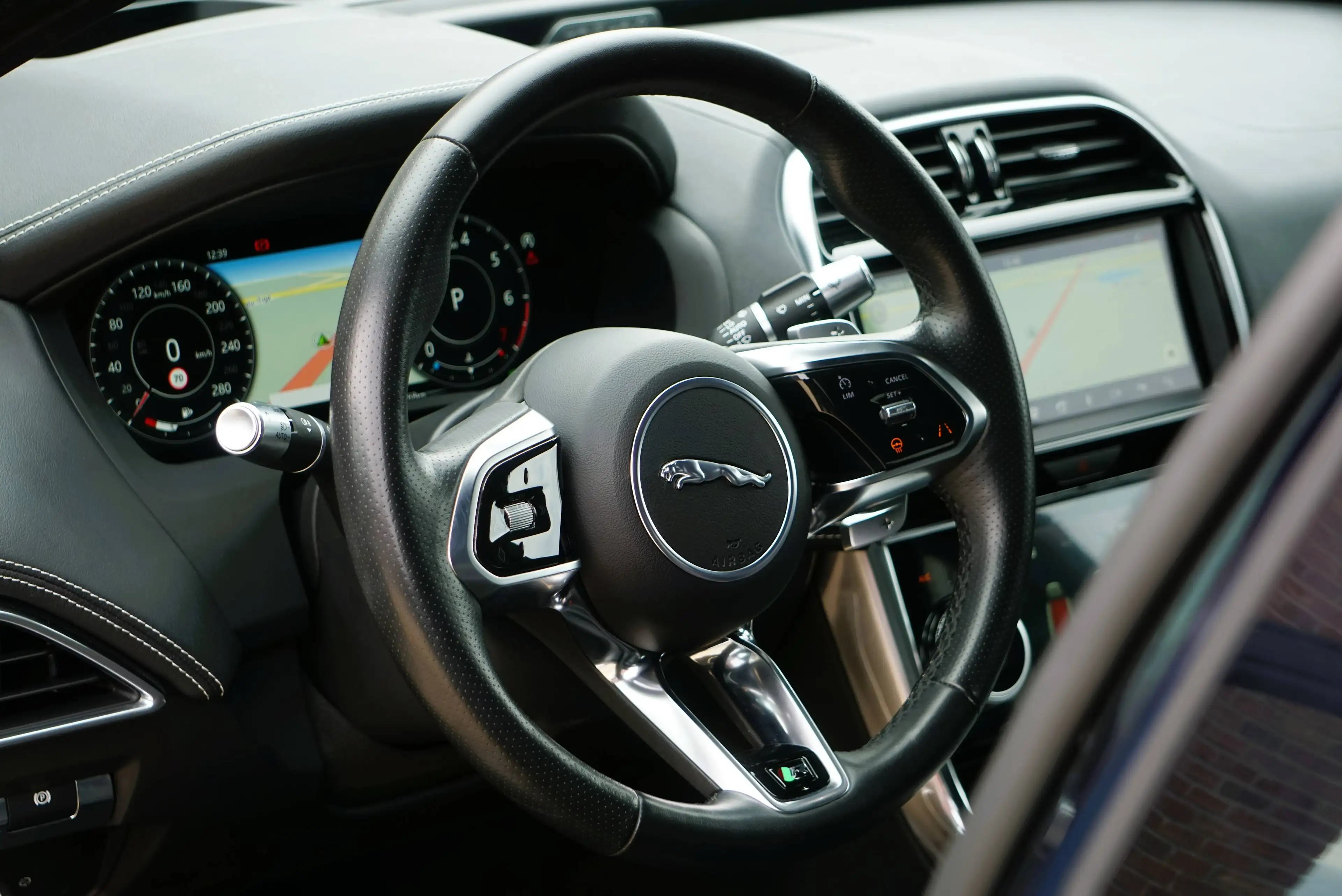 Jaguar XE 2.0 T P250 R-Dynamic SE / BVA8 / Cockpit / Caméra 360 / HUD / CarPlay / ACC / Cuir / Keyless — photo 8