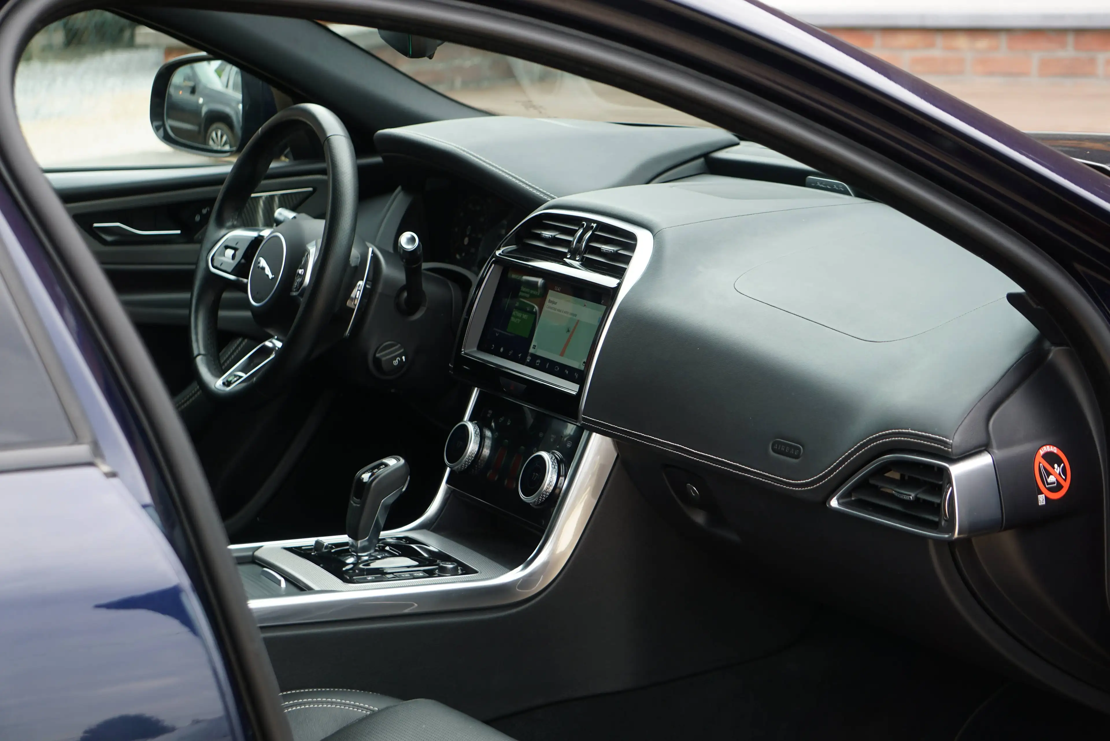 Jaguar XE 2.0 T P250 R-Dynamic SE / BVA8 / Cockpit / Caméra 360 / HUD / CarPlay / ACC / Cuir / Keyless — photo 13
