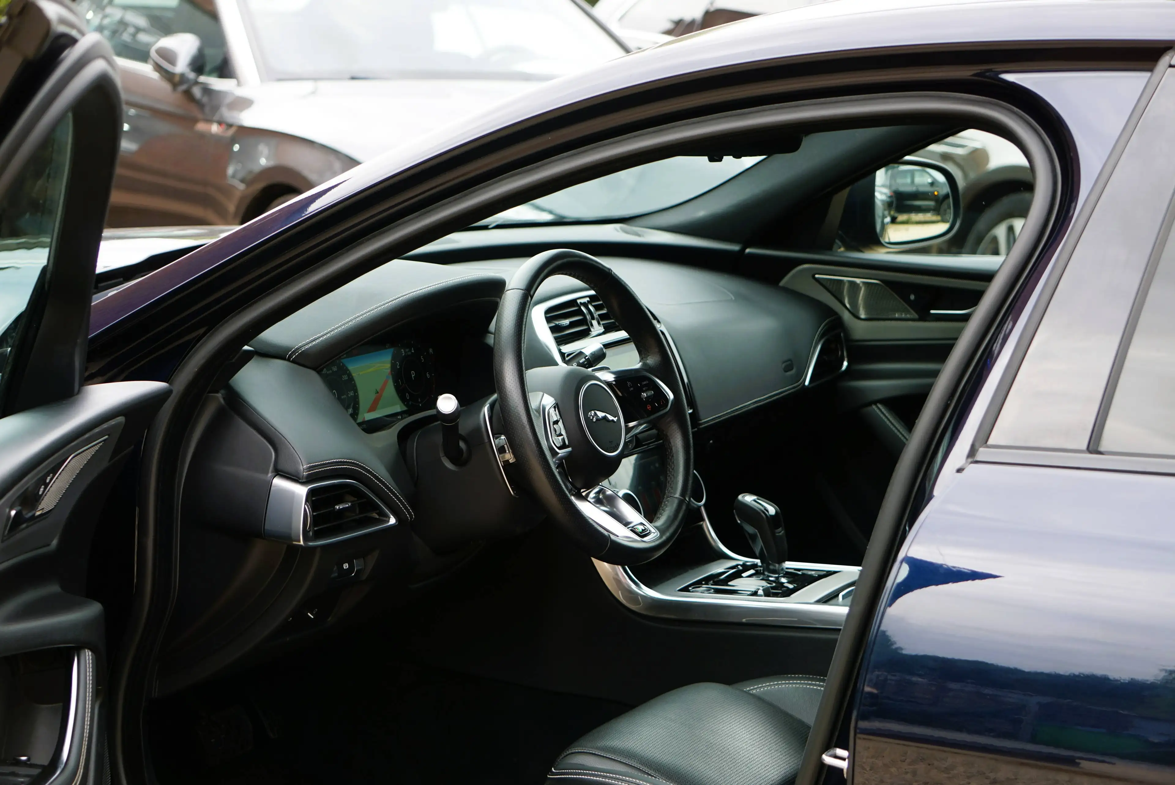 Jaguar XE 2.0 T P250 R-Dynamic SE / BVA8 / Cockpit / Caméra 360 / HUD / CarPlay / ACC / Cuir / Keyless — photo 7
