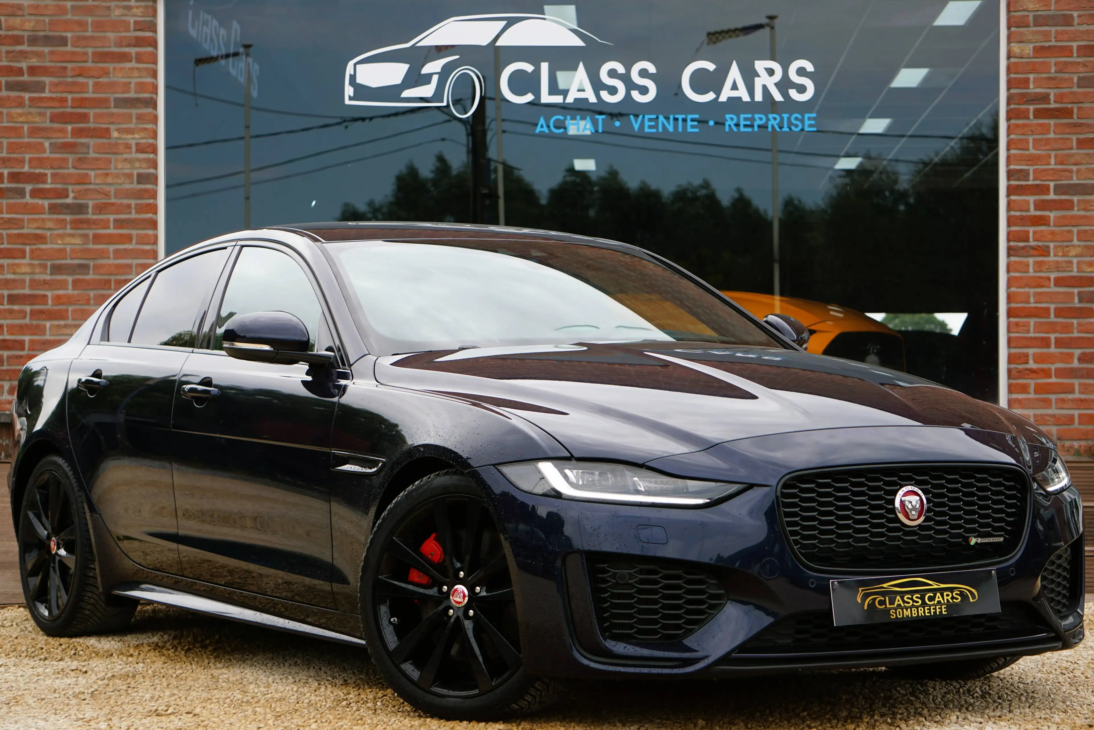 Jaguar XE 2.0 T P250 R-Dynamic SE / BVA8 / Cockpit / Caméra 360 / HUD / CarPlay / ACC / Cuir / Keyless — photo 2