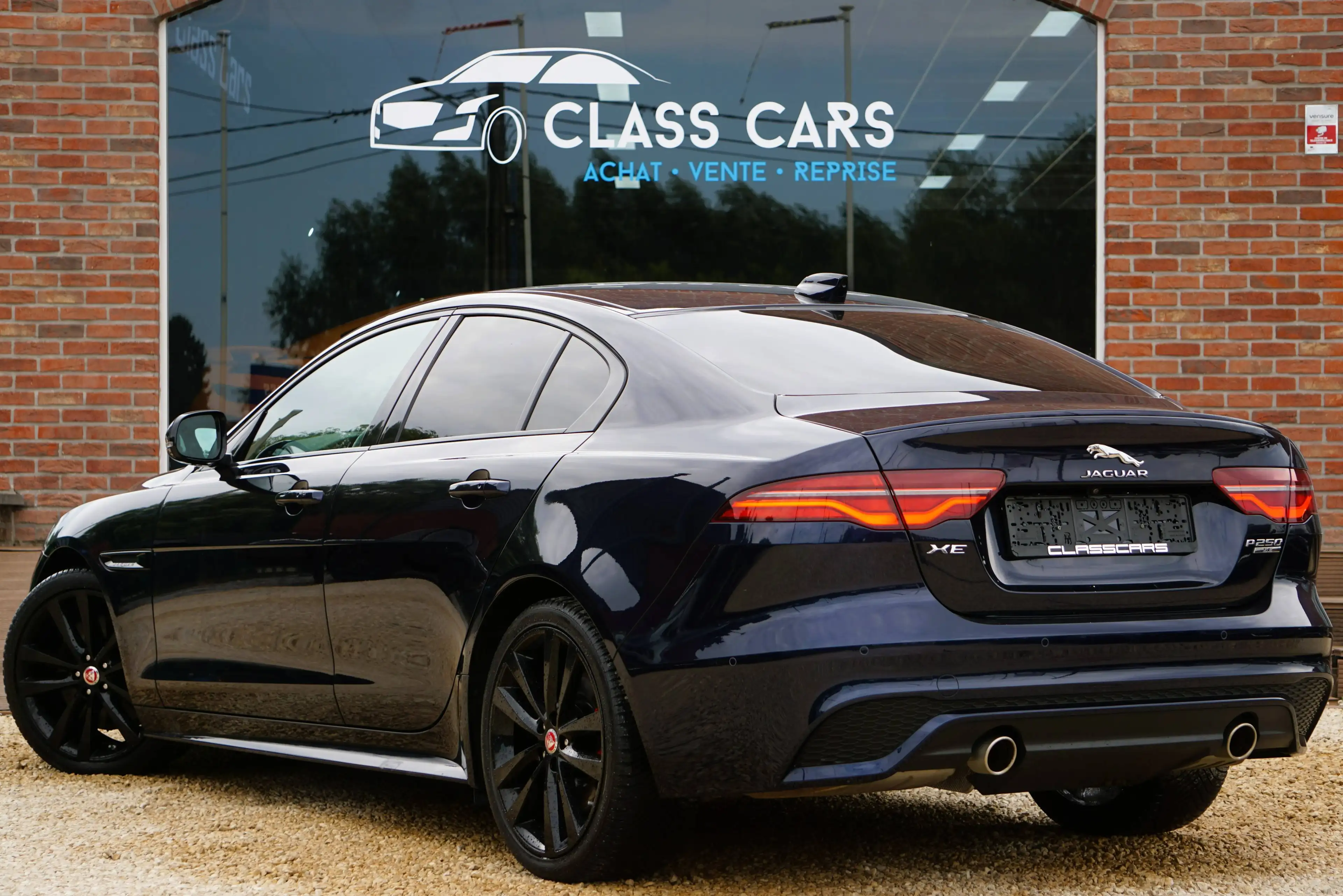 Jaguar XE 2.0 T P250 R-Dynamic SE / BVA8 / Cockpit / Caméra 360 / HUD / CarPlay / ACC / Cuir / Keyless — photo 3