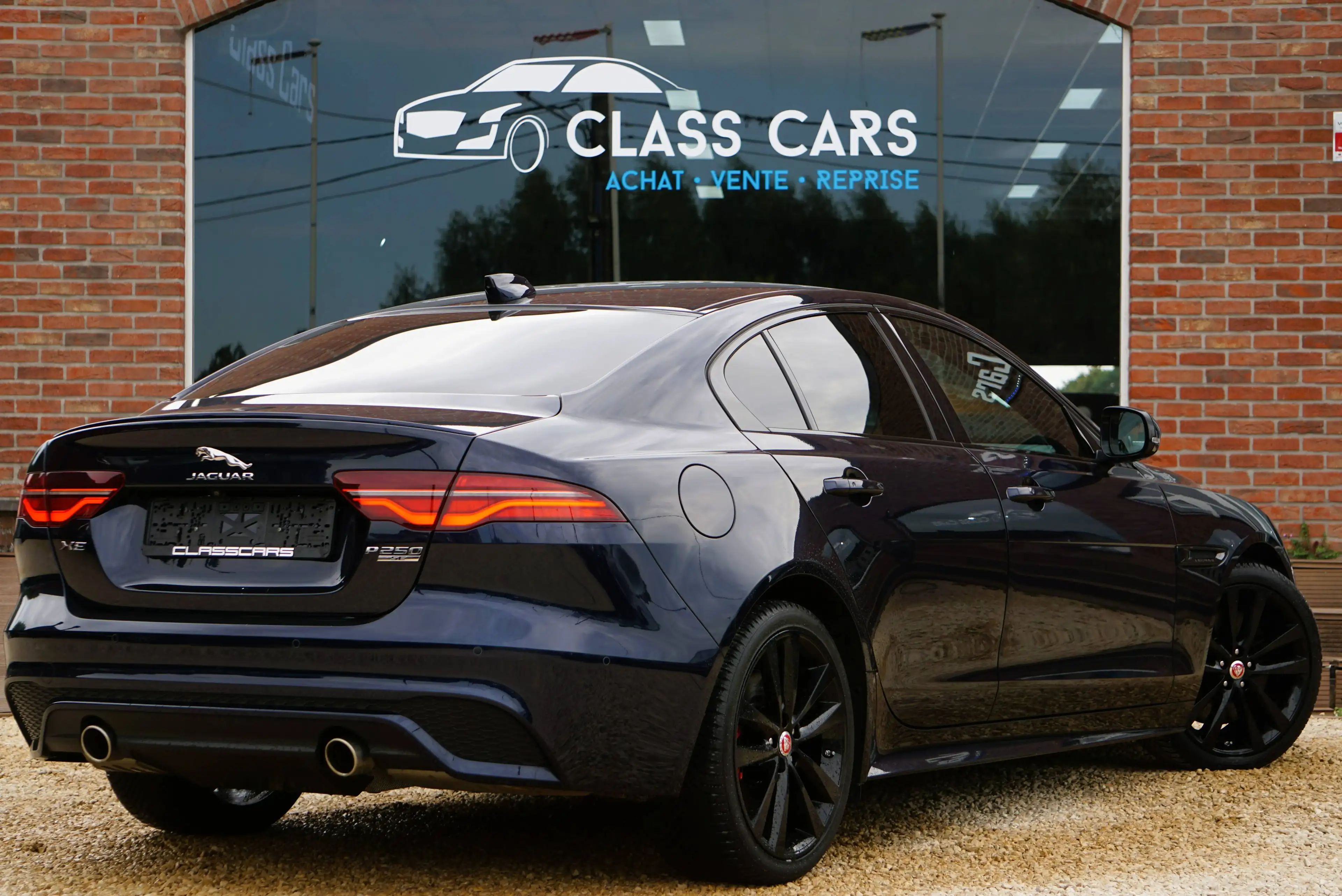 Jaguar XE 2.0 T P250 R-Dynamic SE / BVA8 / Cockpit / Caméra 360 / HUD / CarPlay / ACC / Cuir / Keyless — photo 4