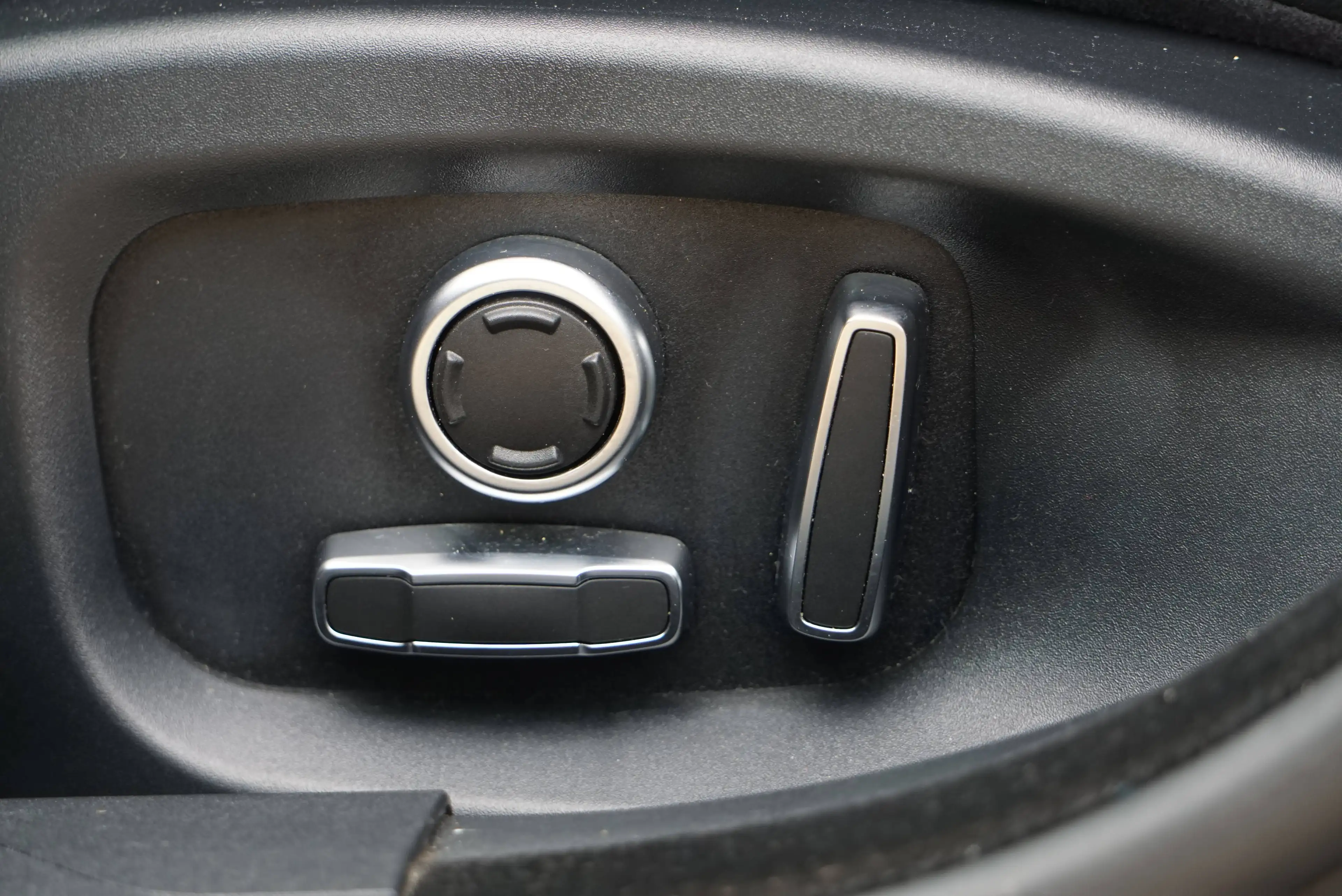 Jaguar XE 2.0 T P250 R-Dynamic SE / BVA8 / Cockpit / Caméra 360 / HUD / CarPlay / ACC / Cuir / Keyless — photo 9
