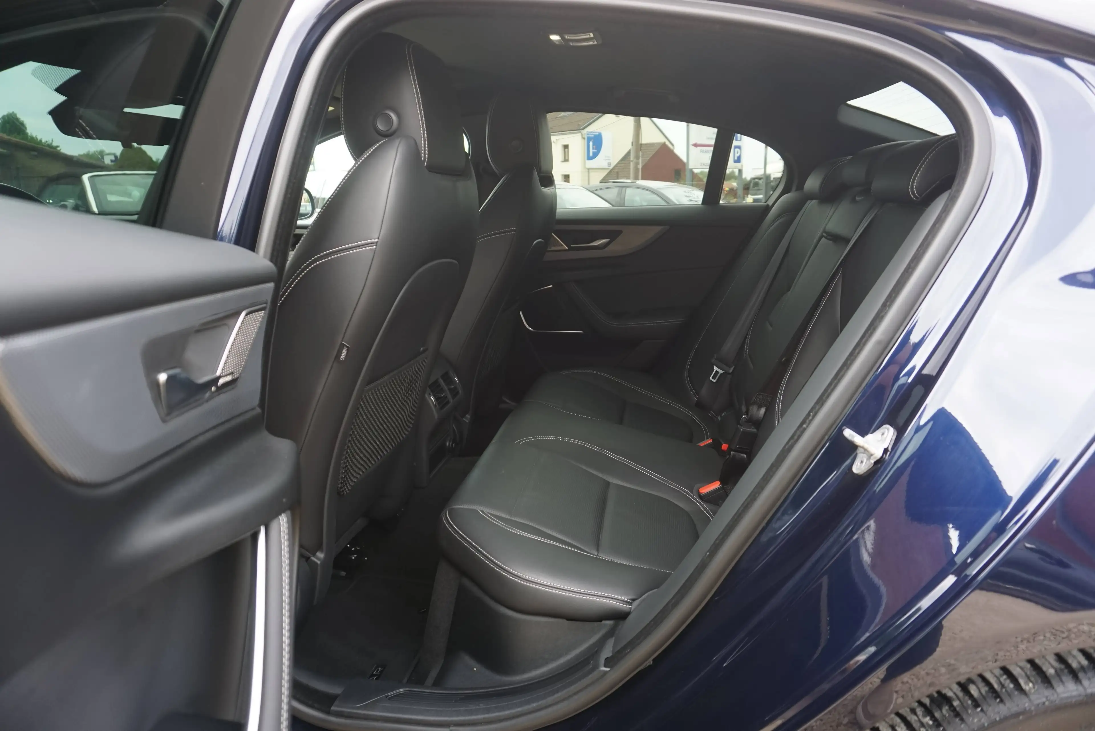 Jaguar XE 2.0 T P250 R-Dynamic SE / BVA8 / Cockpit / Caméra 360 / HUD / CarPlay / ACC / Cuir / Keyless — photo 10
