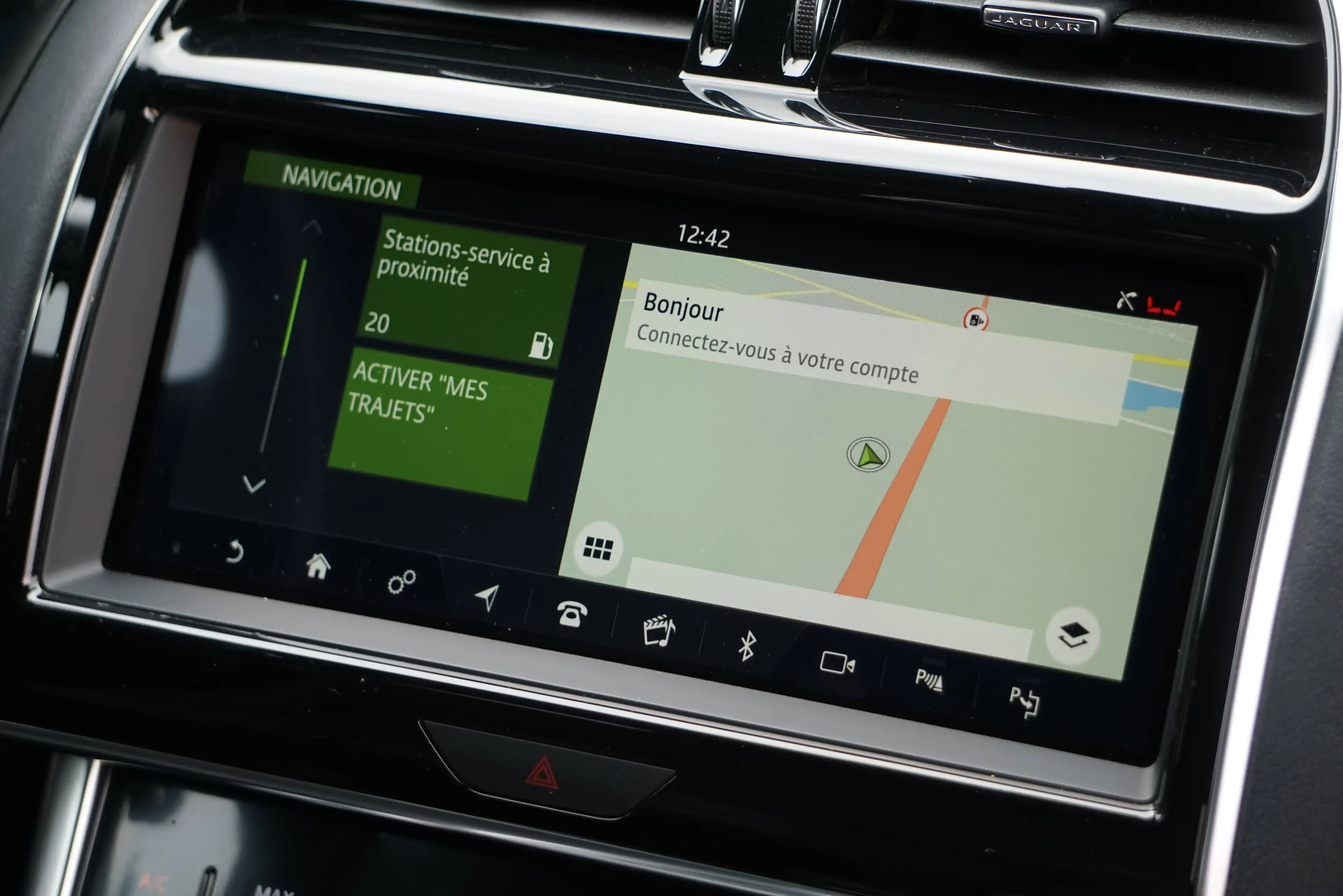 Jaguar XE 2.0 T P250 R-Dynamic SE / BVA8 / Cockpit / Caméra 360 / HUD / CarPlay / ACC / Cuir / Keyless — photo 14