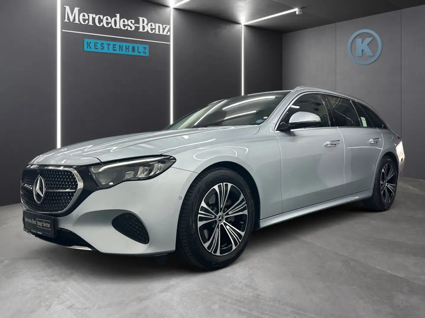 Mercedes-Benz E 200 T Avantgarde DISTRO+PANO+KAMERA+KEYLESS Silber - 2