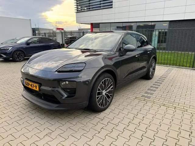 Porsche Macan 4 100 kWh 21" velgen panoramadak luchtvering elek.