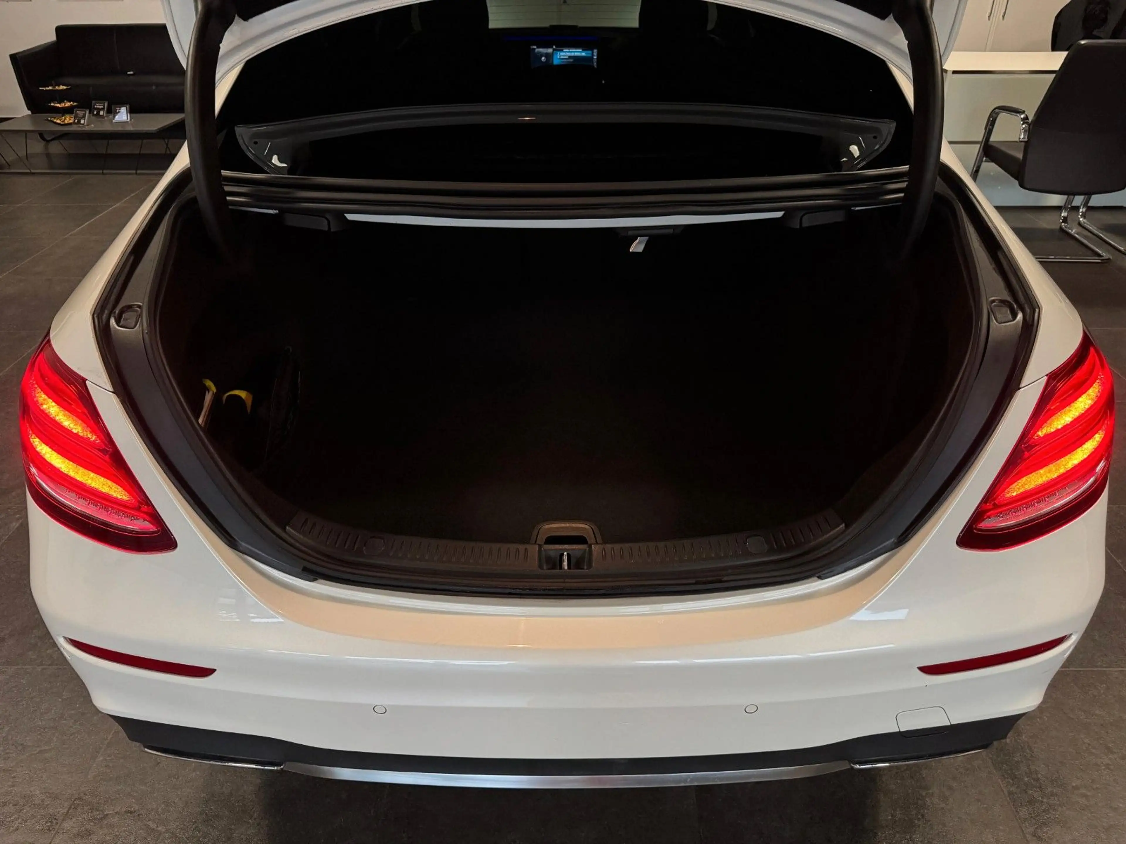 Mercedes-Benz E 43 AMG Lim. /Pano+Head-Up+360°+Burmester+ACC — photo 9