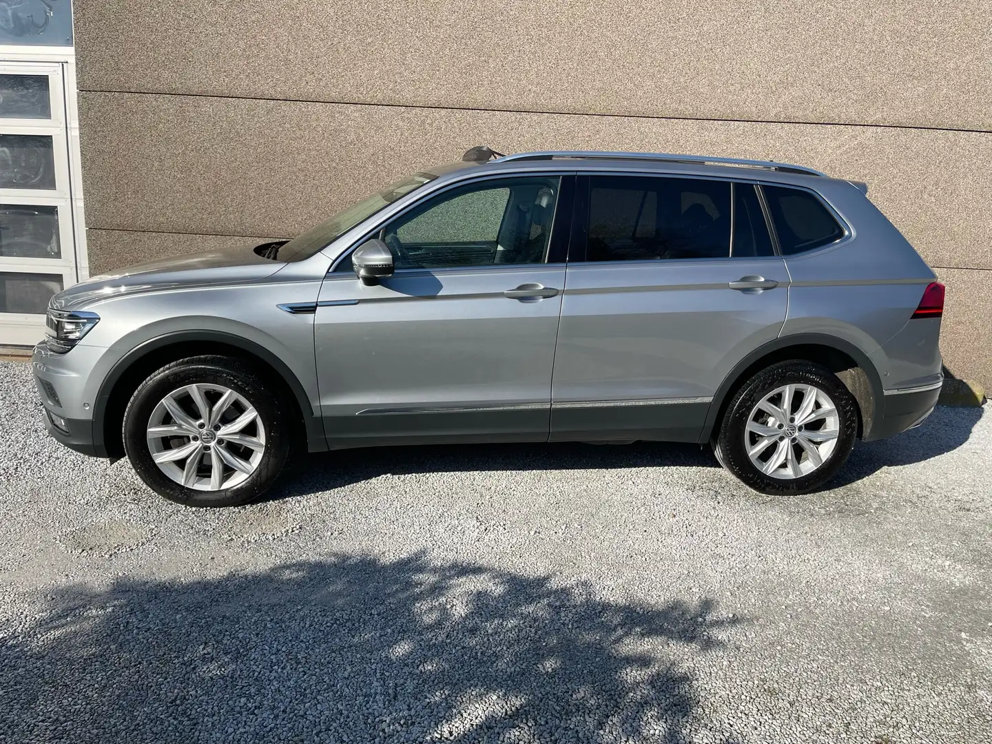 Volkswagen Tiguan Allspace 2.0 TDi Highline 7PL Matrix Panoramic Gris - 2