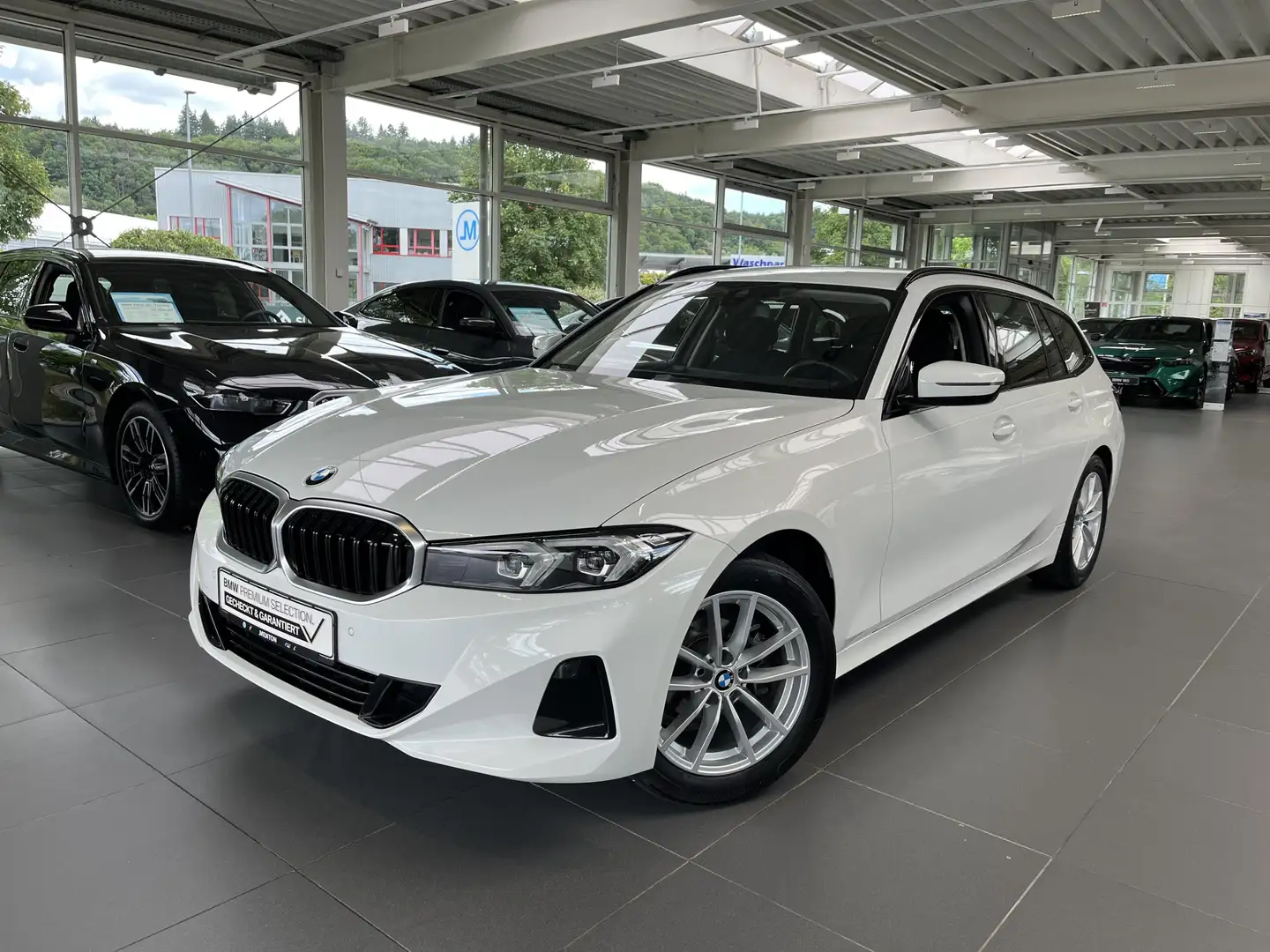 BMW 318 i LCPlus AHK/LED/Driving-Ass./Shz Weiß - 2