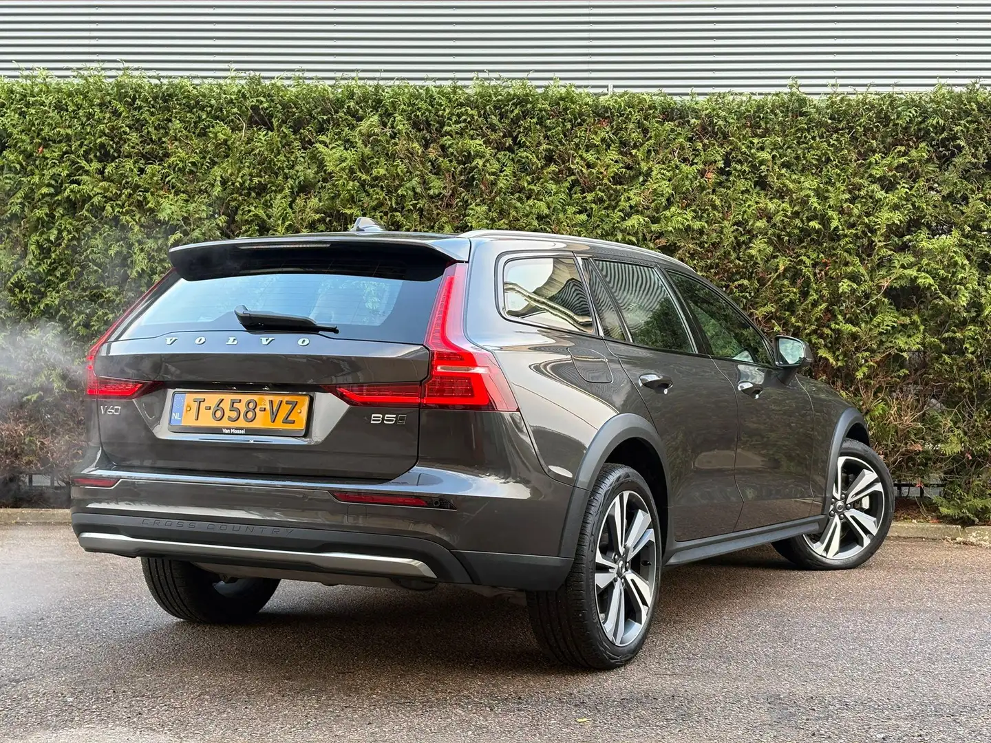 Volvo V60 Cross Country B5 AWD Ultimate | Panoramadak | Harman Kardon | Na Grijs - 2