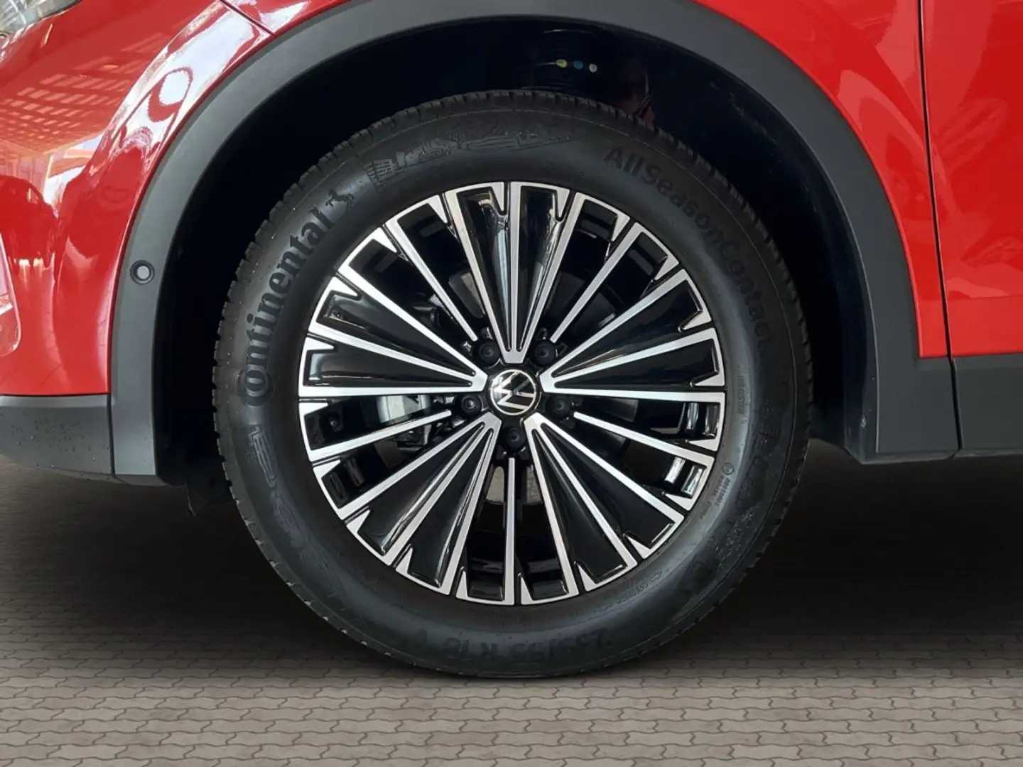 Volkswagen Tiguan 1.5 eTSI Life AHK-klappbar Navi Digitales Cockpit Rouge - 2