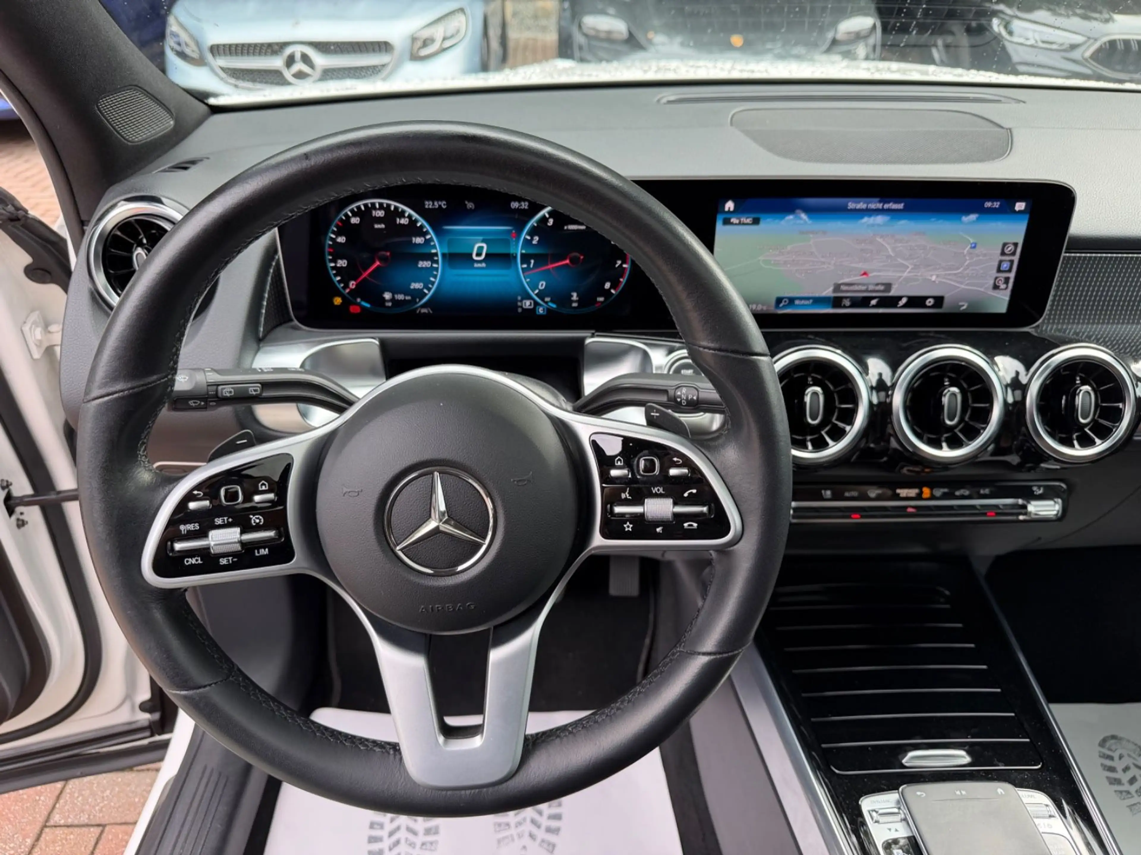 Mercedes-Benz GLB 250 4Matic AMG Line Panorama LED Kamera — photo 14
