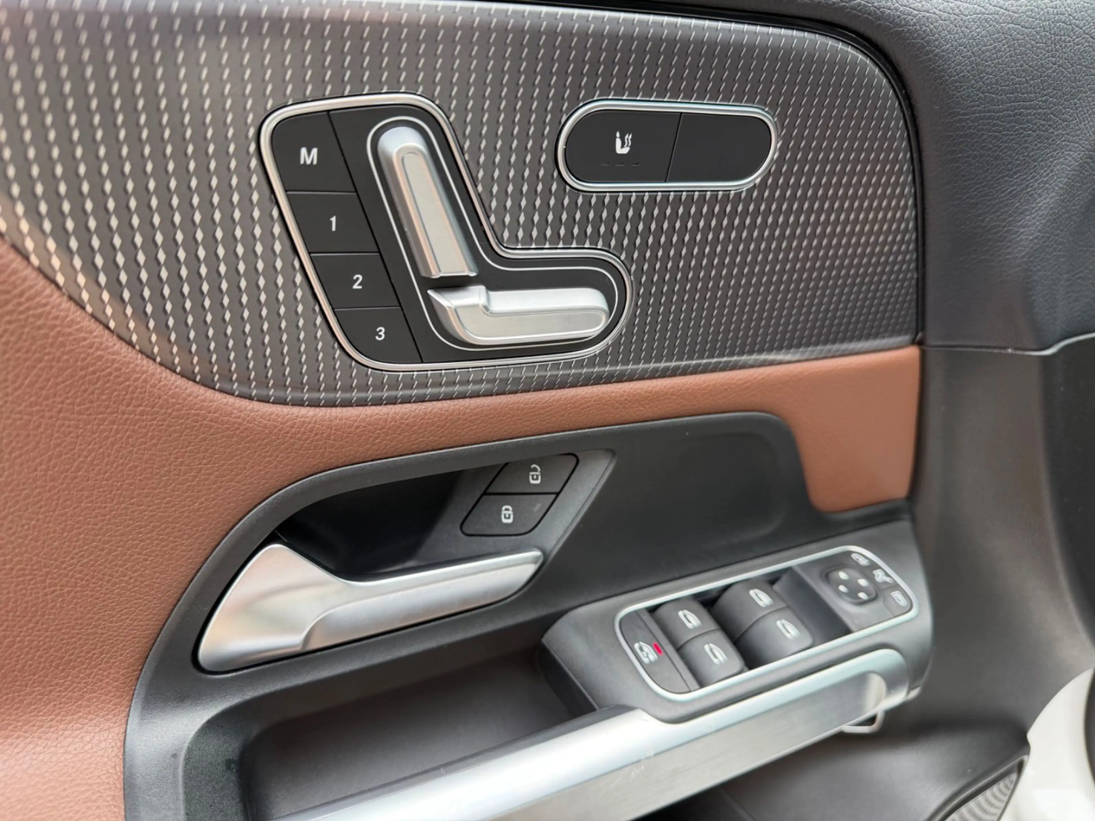 Mercedes-Benz GLB 250 4Matic AMG Line Panorama LED Kamera — photo 13