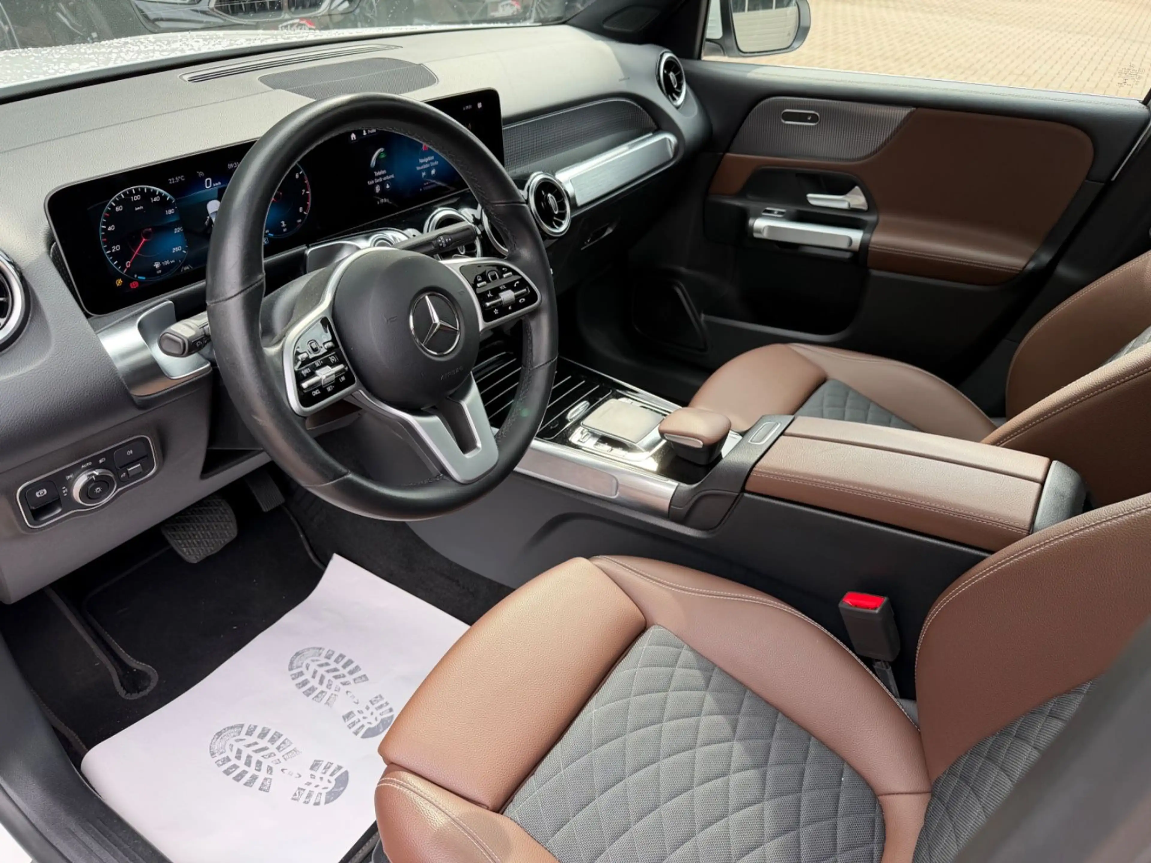 Mercedes-Benz GLB 250 4Matic AMG Line Panorama LED Kamera — photo 11