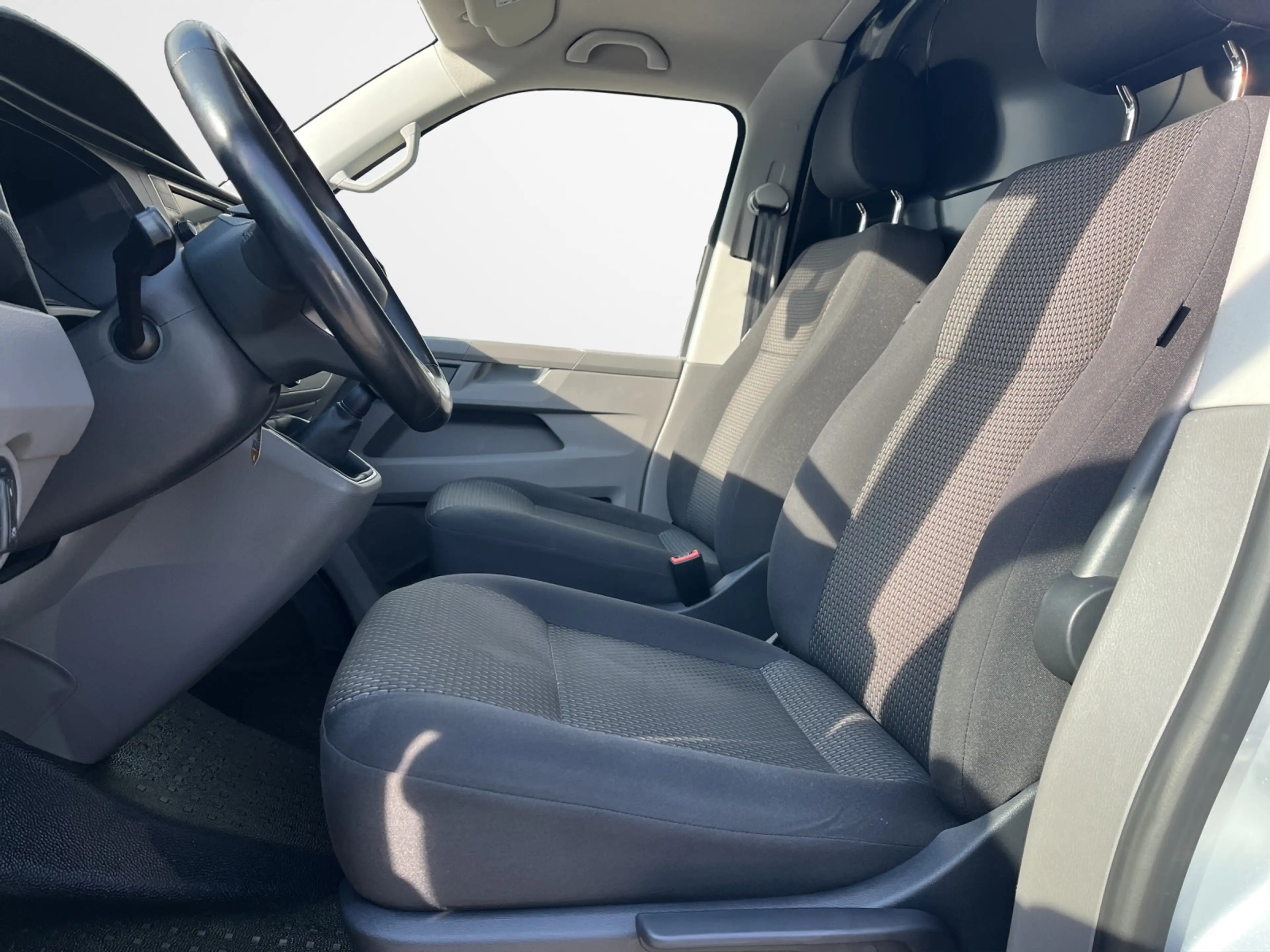 Volkswagen T6.1 Transporter Kasten 2.0 TDI — photo 7
