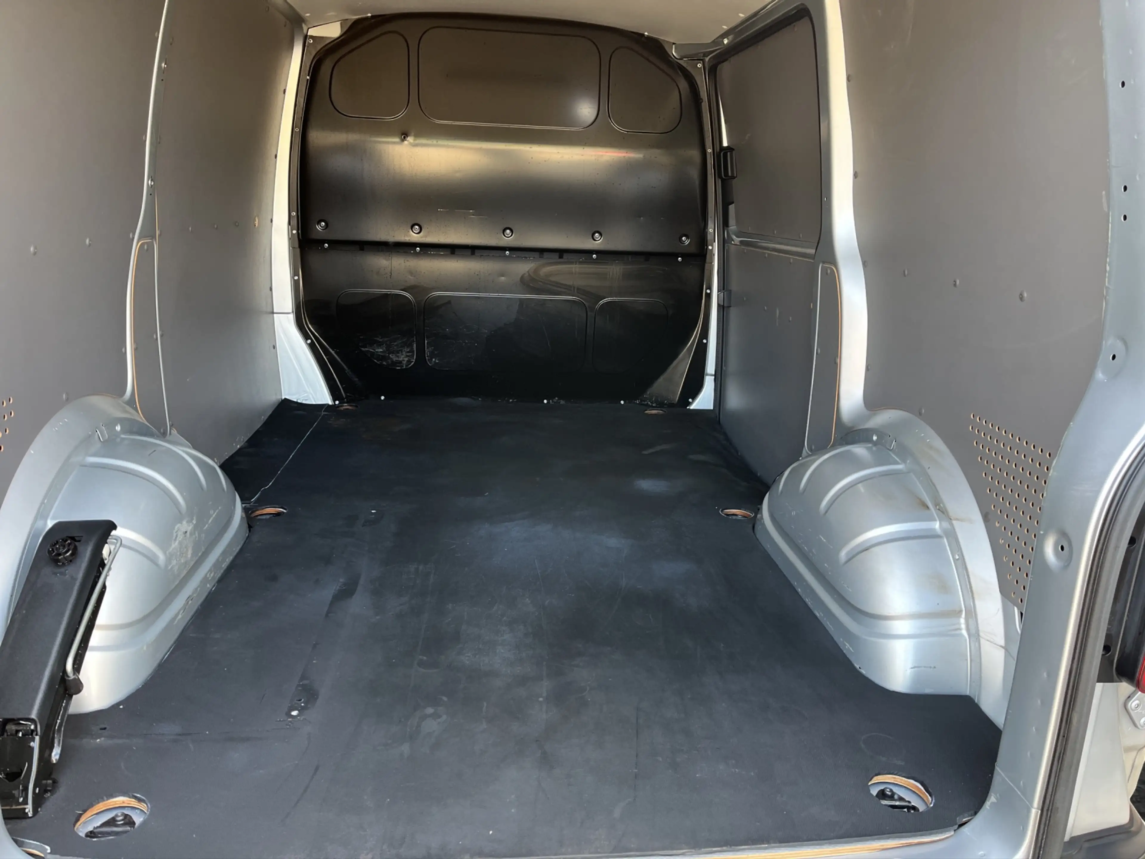 Volkswagen T6.1 Transporter Kasten 2.0 TDI — photo 12