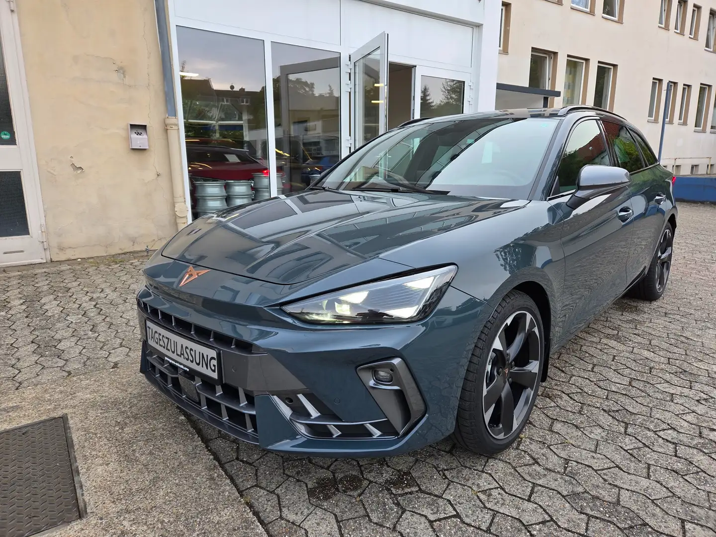 CUPRA Leon ST 1.5 eTSI DSG AHK ACC KAMERA Blau - 1