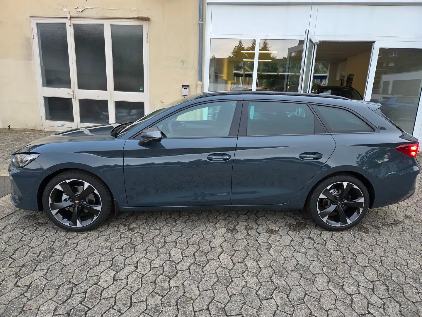 CUPRA Leon ST 1.5 eTSI DSG AHK ACC KAMERA Blau - 2