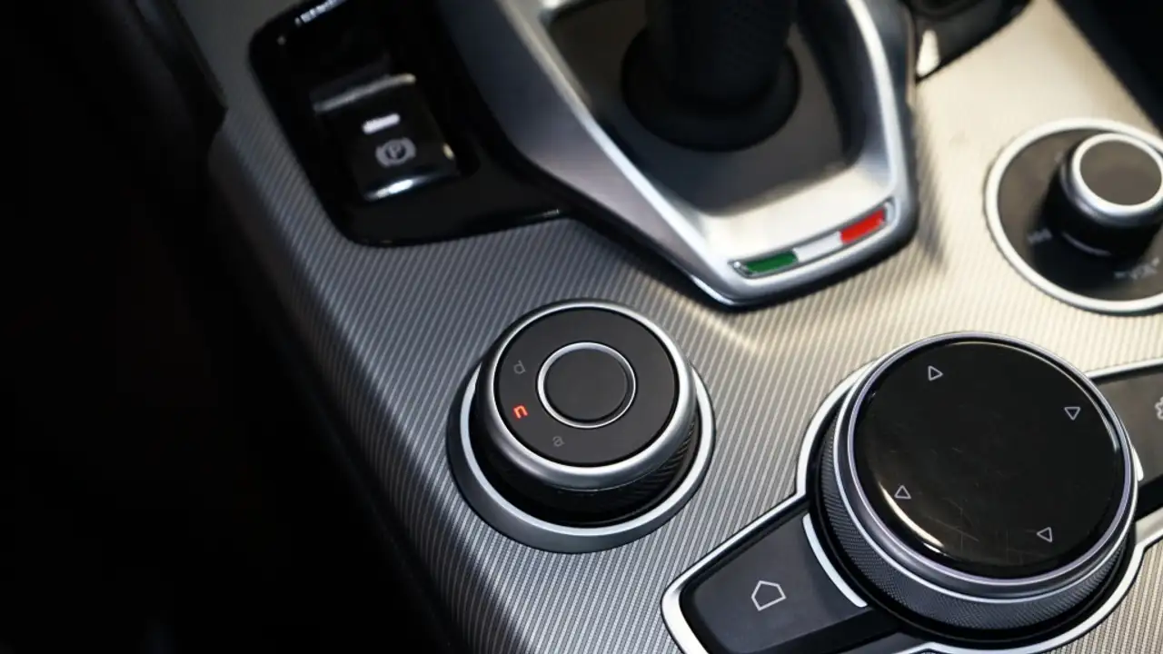 Alfa Romeo Giulia 2023 — фото 19