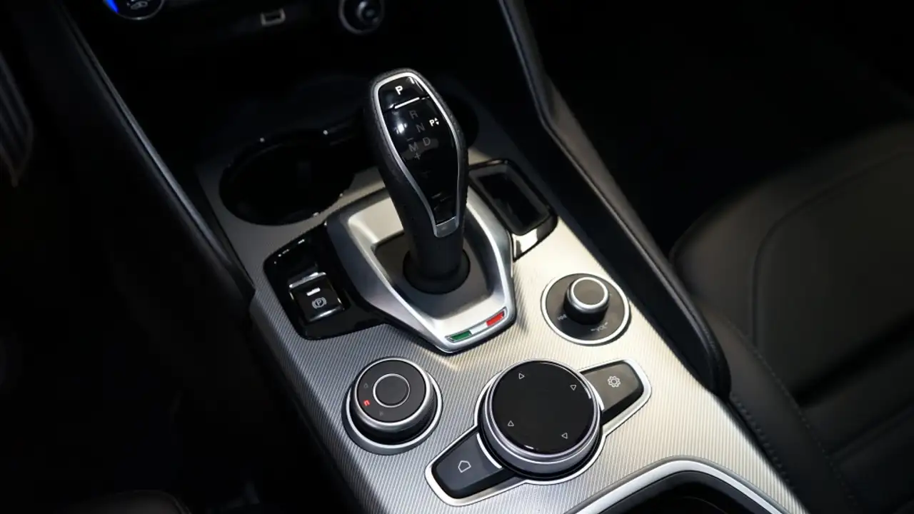 Alfa Romeo Giulia 2023 — фото 18