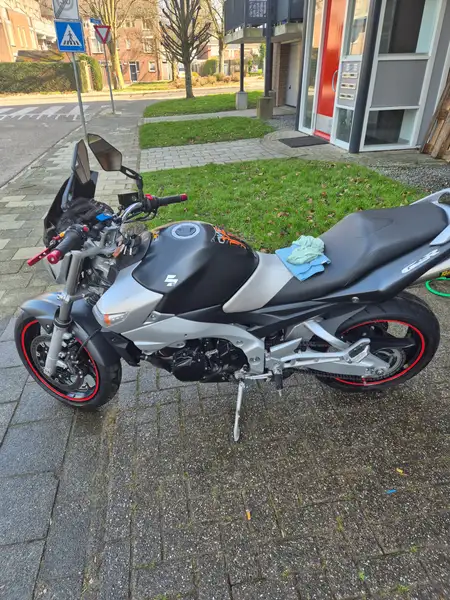 Suzuki GSR 600 - foto 3