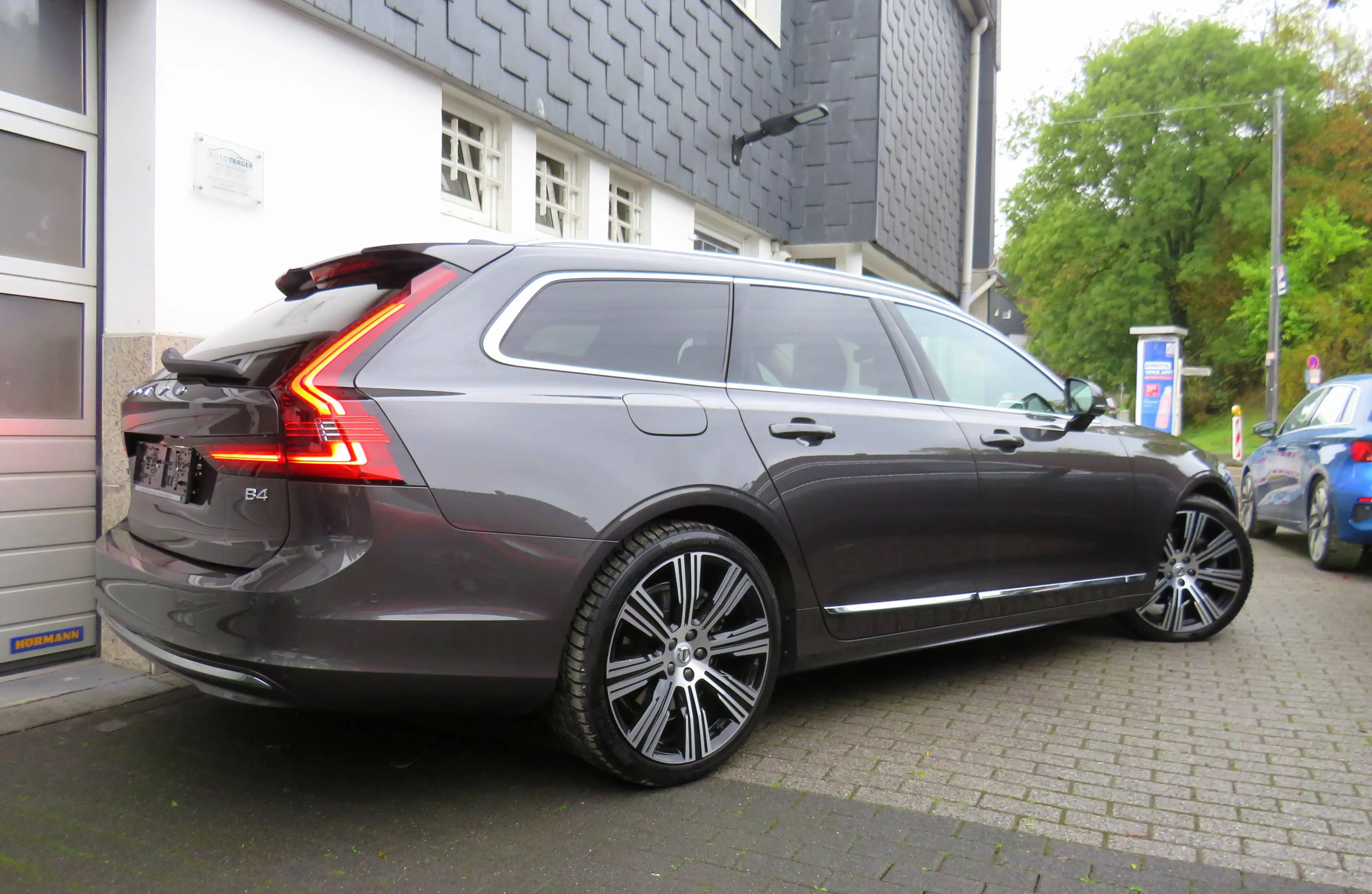 Volvo V90 Plus Bright // 360°-Kam / 20"-LM / Pilot Assist / harman-kardon / 4 x SHZ — photo 3