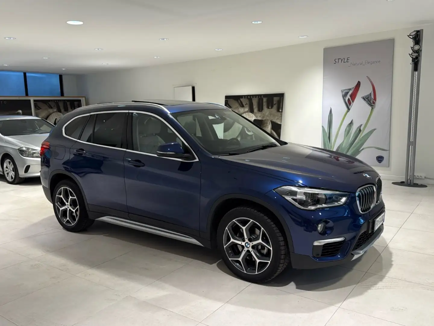 BMW X1 xDrive18d xLine Tetto Pelle Fari LED Cerchi 18“ Bleu - 2