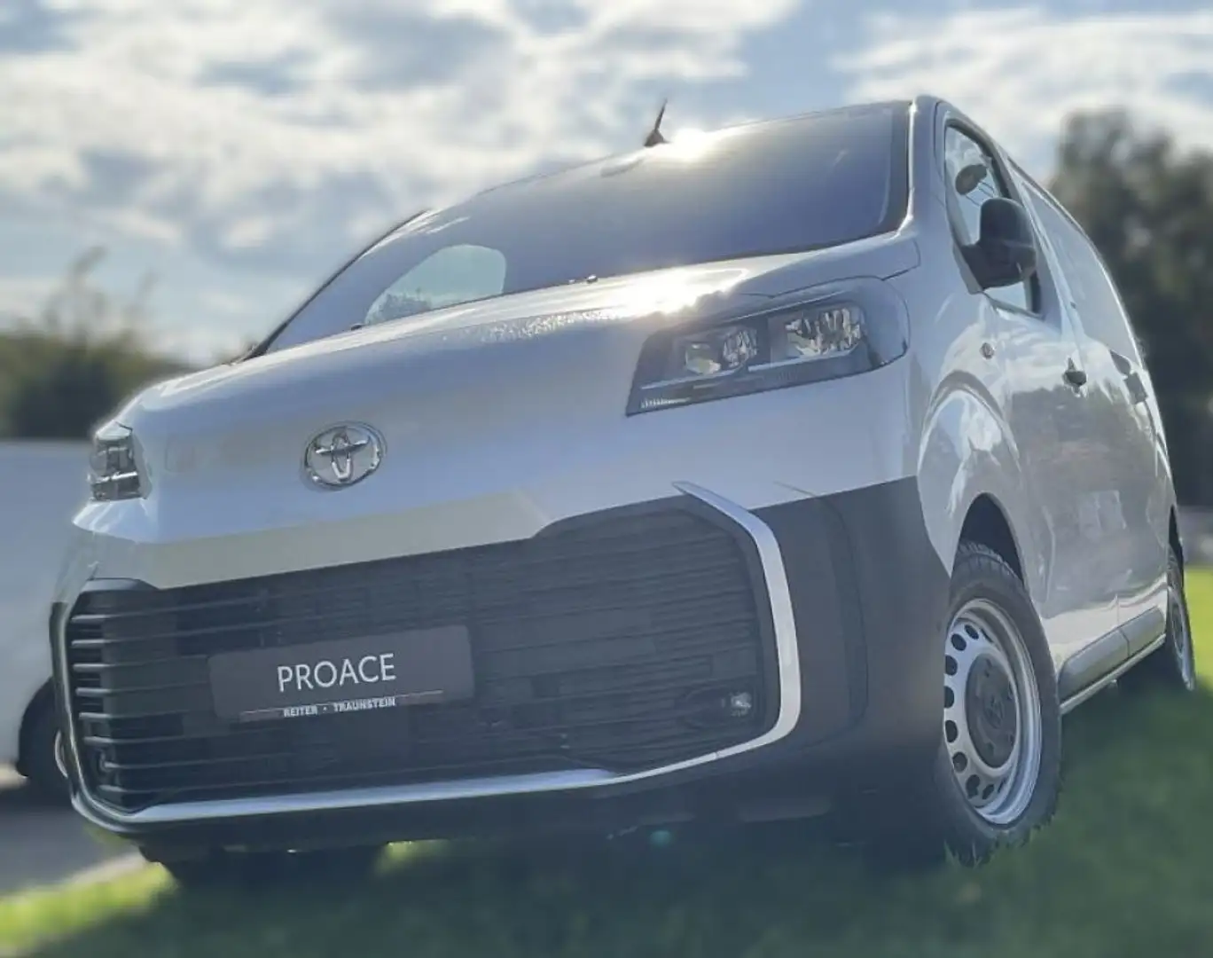 Toyota Proace 1,5-l-D-4D L1 Meister bijela - 1