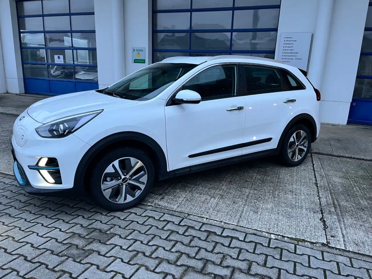 Kia Niro e-Niro 150kW 3-Ph Schnellader Sitzbelüftung Weiß - 2