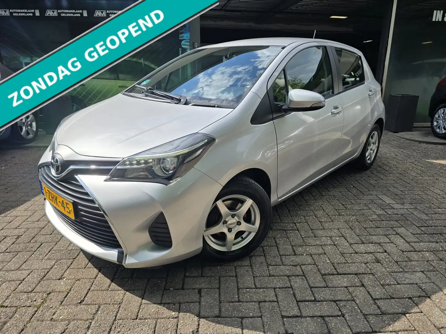 Toyota Yaris 1.0 VVT-i Aspiration | 1E EIGENAAR | 12MND GARANTI Grijs - 1