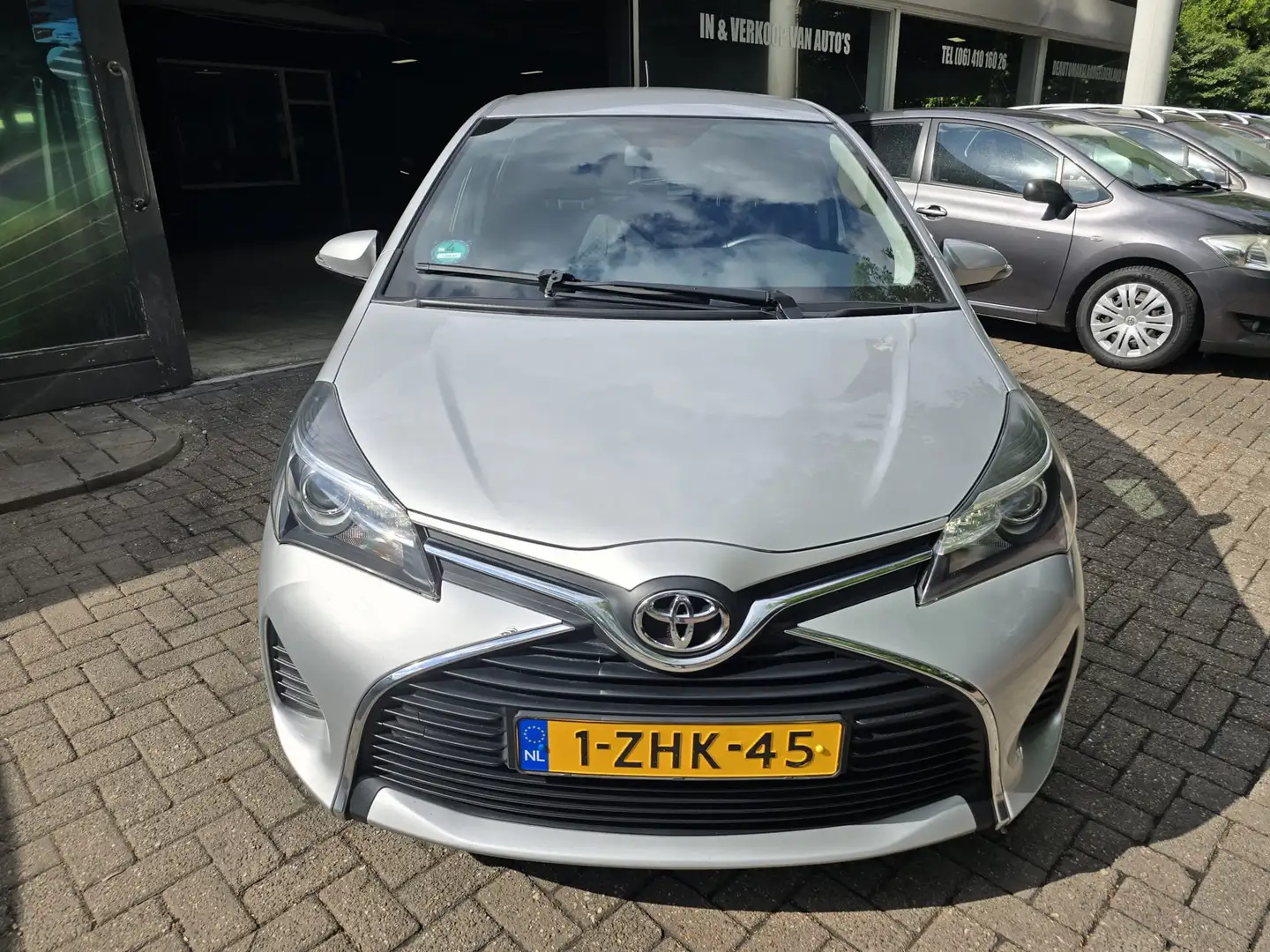 Toyota Yaris 1.0 VVT-i Aspiration | 1E EIGENAAR | 12MND GARANTI Grijs - 2