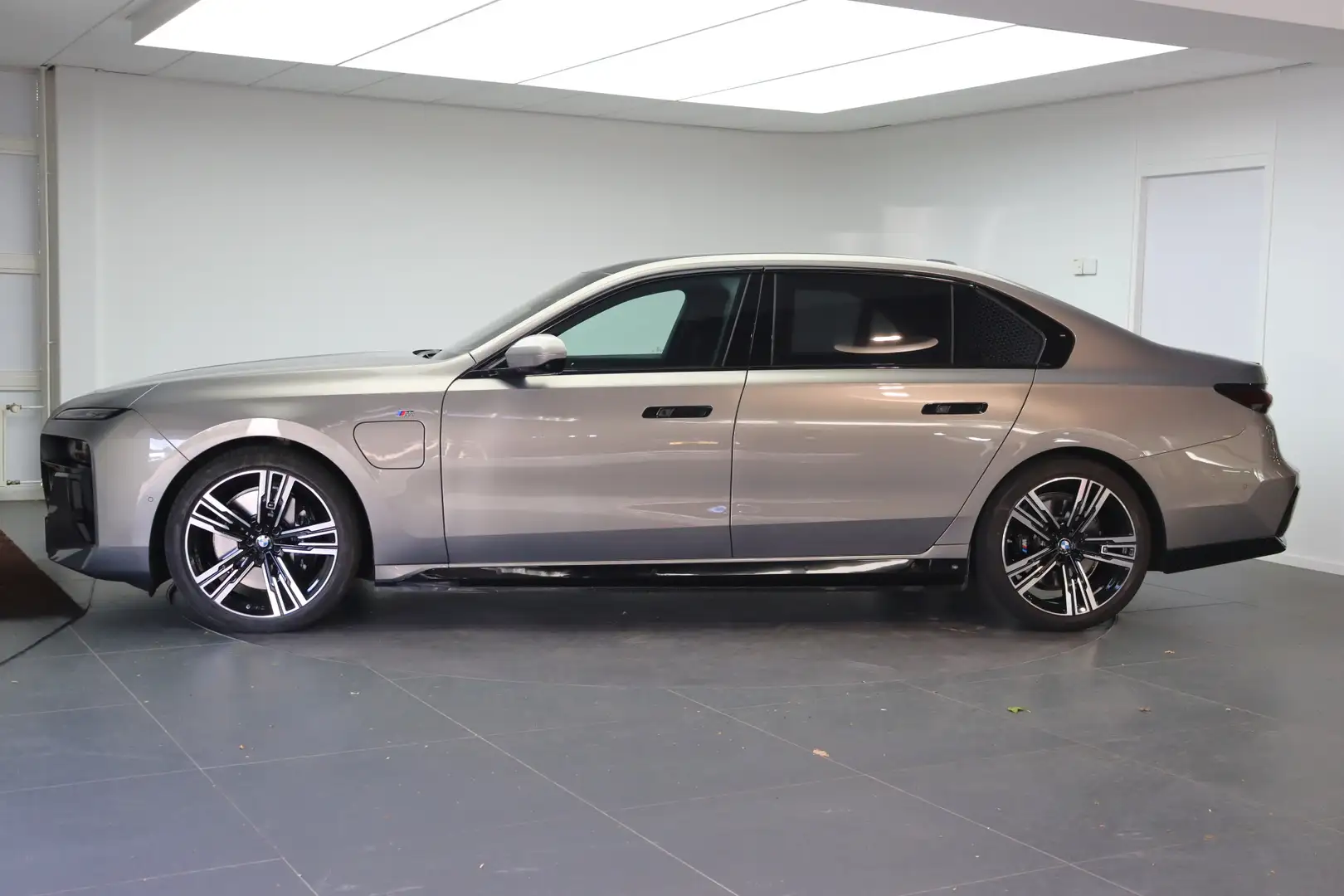 BMW 750 7 Serie 750e xDrive High Executive M Sport Automaa Grau - 2