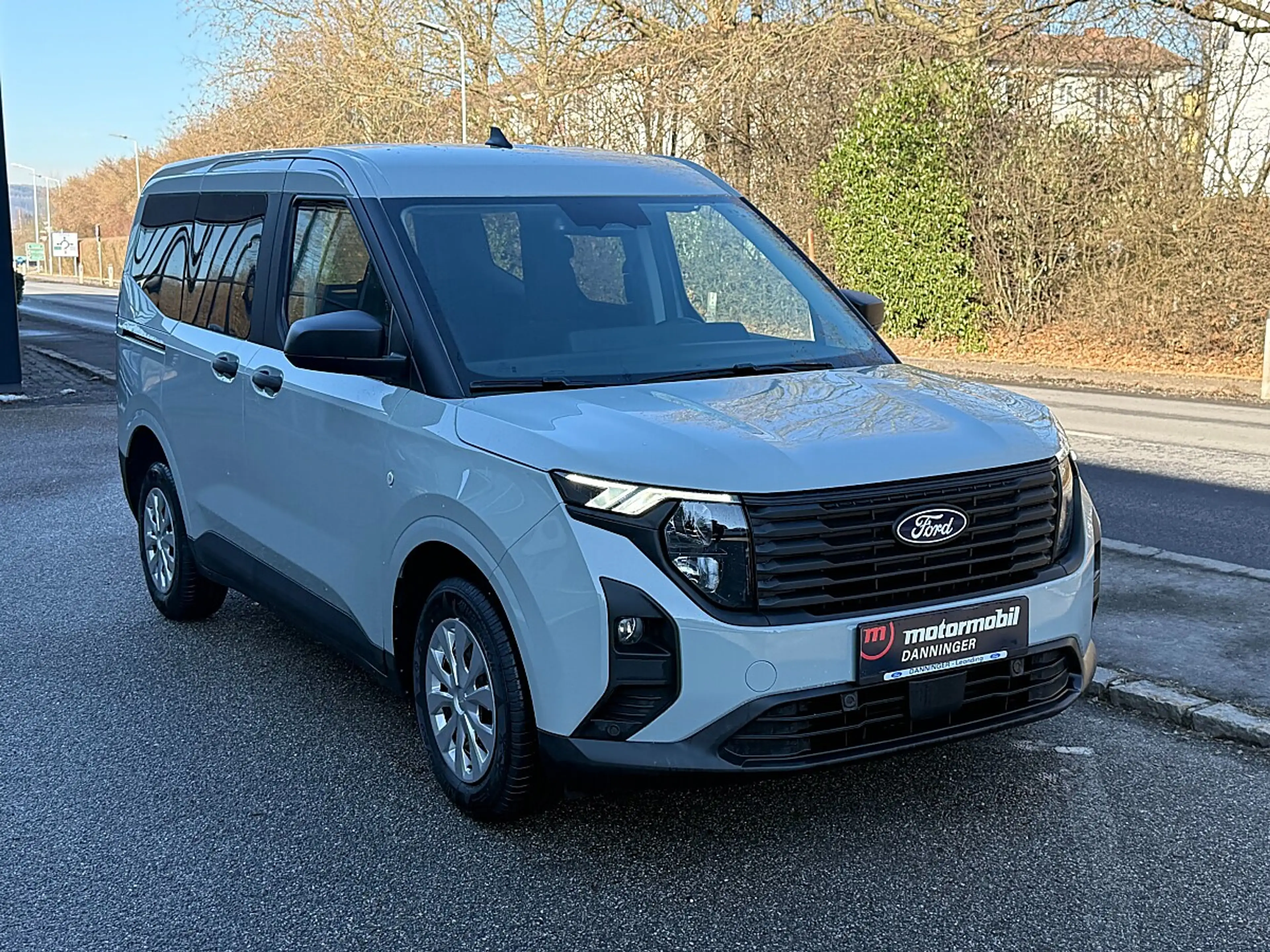 Ford Tourneo Courier 1,0 EcoBoost Titanium — photo 2