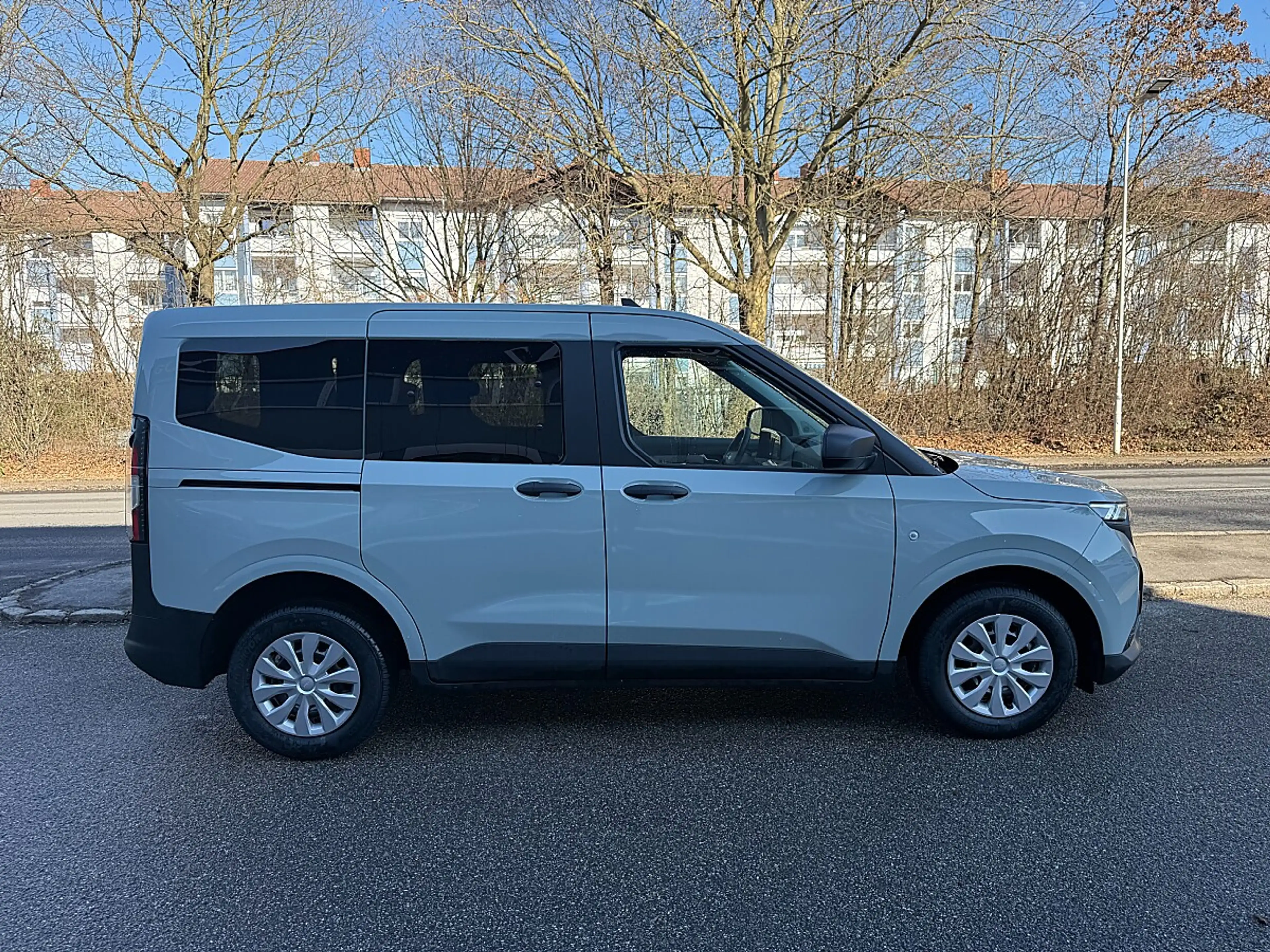 Ford Tourneo Courier 1,0 EcoBoost Titanium — photo 3