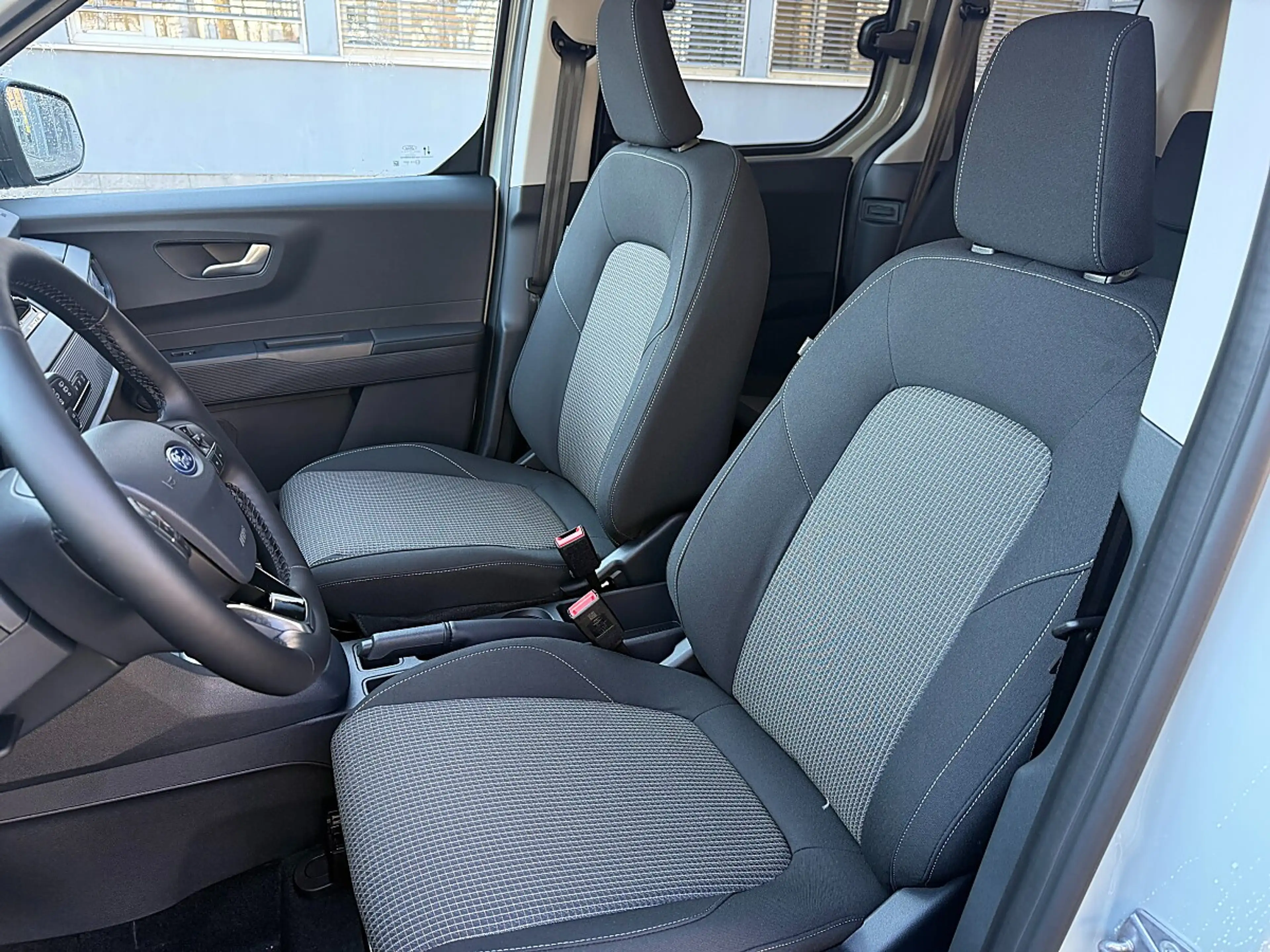 Ford Tourneo Courier 1,0 EcoBoost Titanium — photo 9