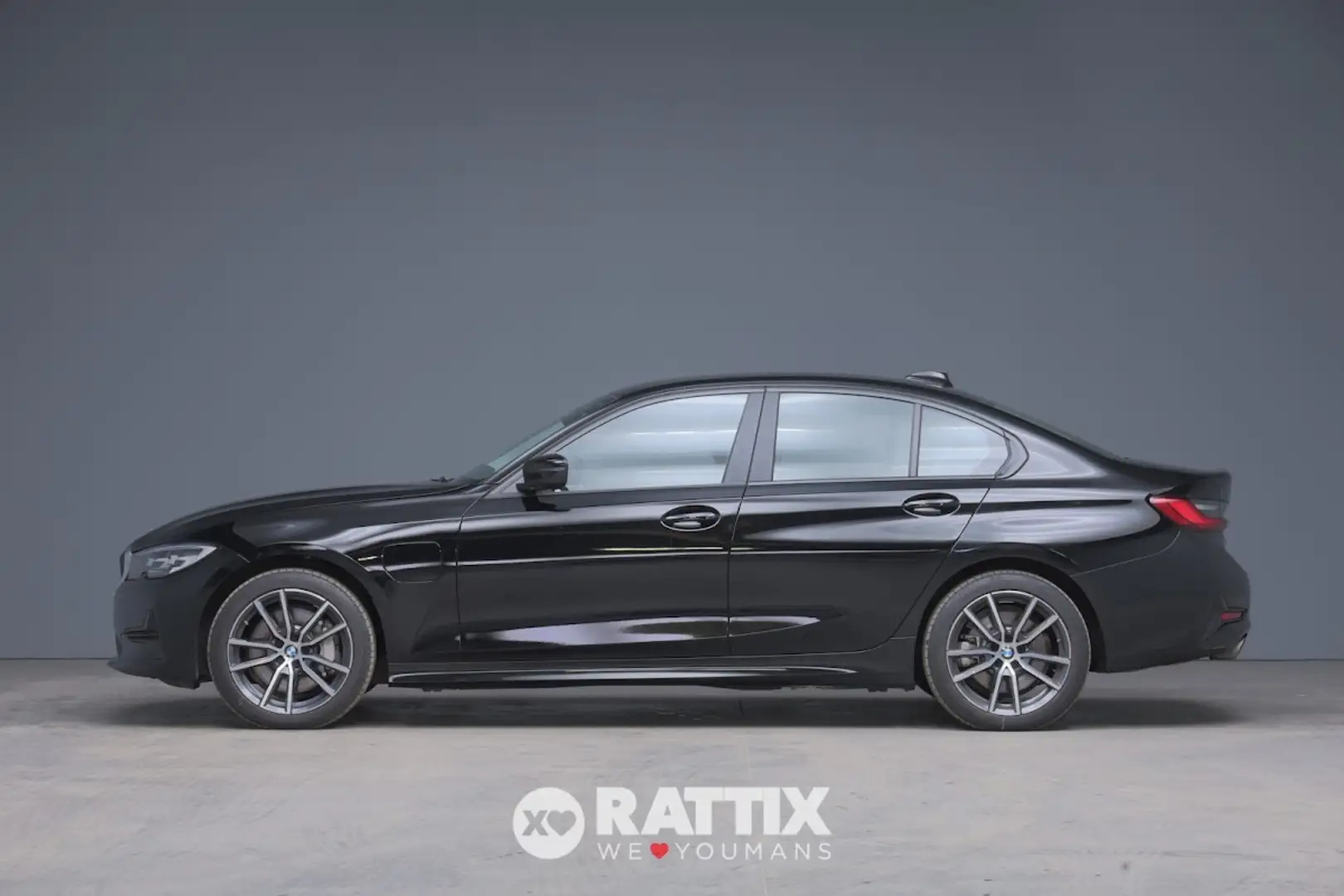 BMW 330 e 2.0 184CV Business Advantage Auto Schwarz - 2