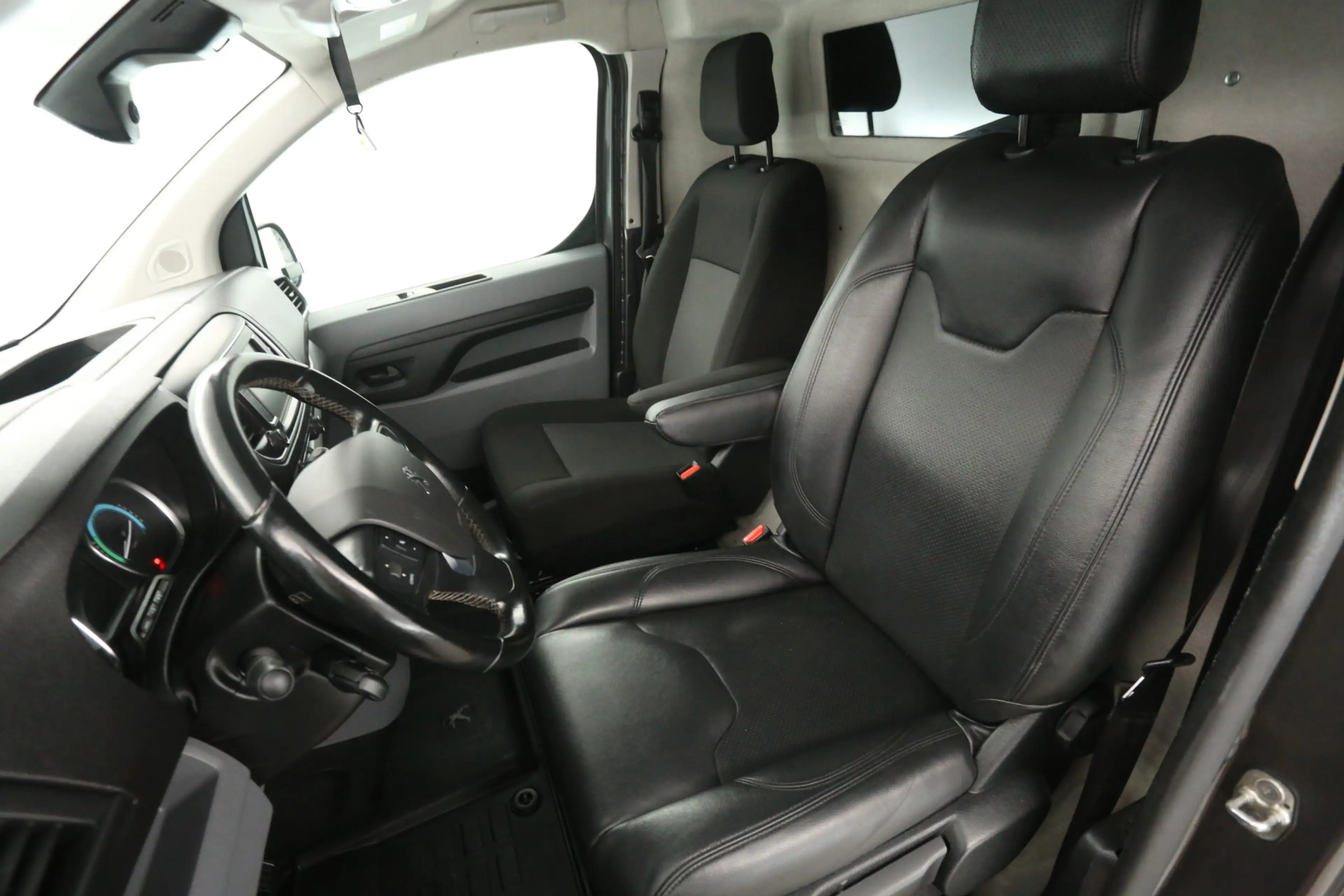 Peugeot e-Expert 75 kWh L2H1 | Snelladen | SOH 89% | Airco | Cruise — photo 11