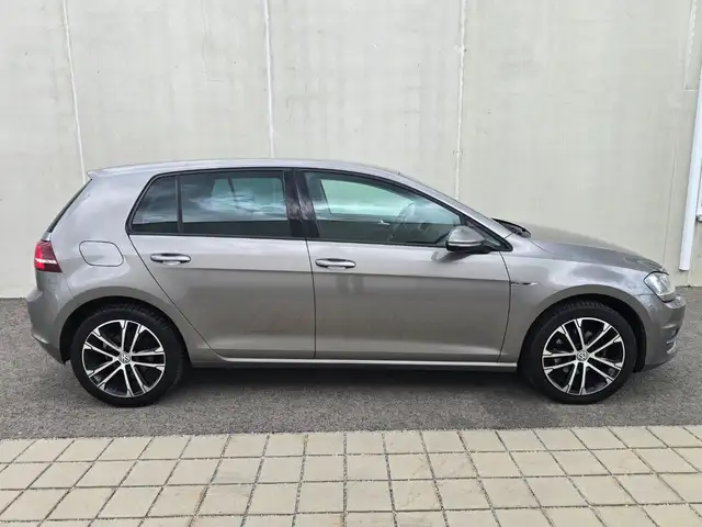 Volkswagen Golf view 4