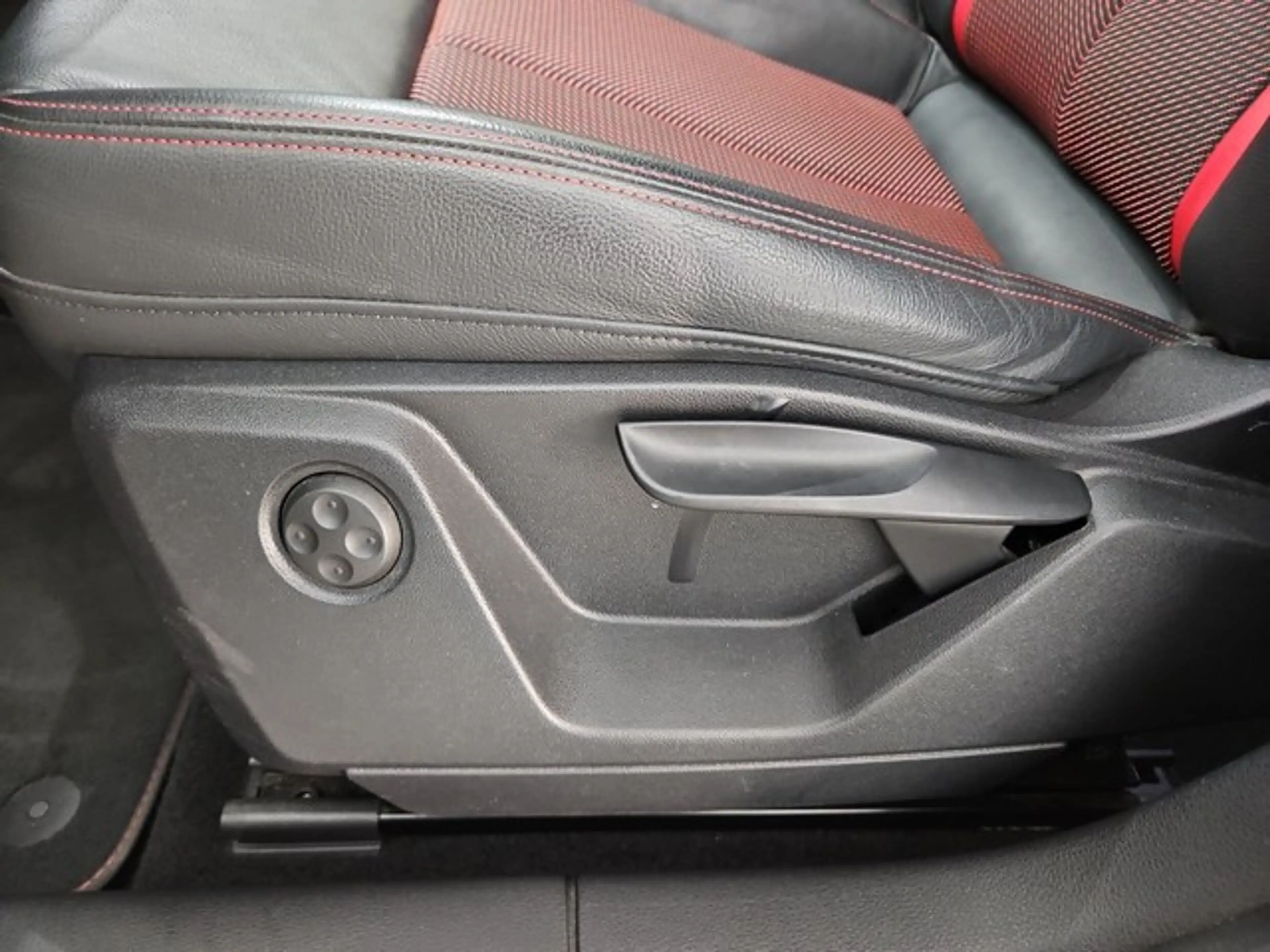 Audi SQ2 2.0TFSI quattro KAMERA NAVI EINPARKH SITZH — photo 5