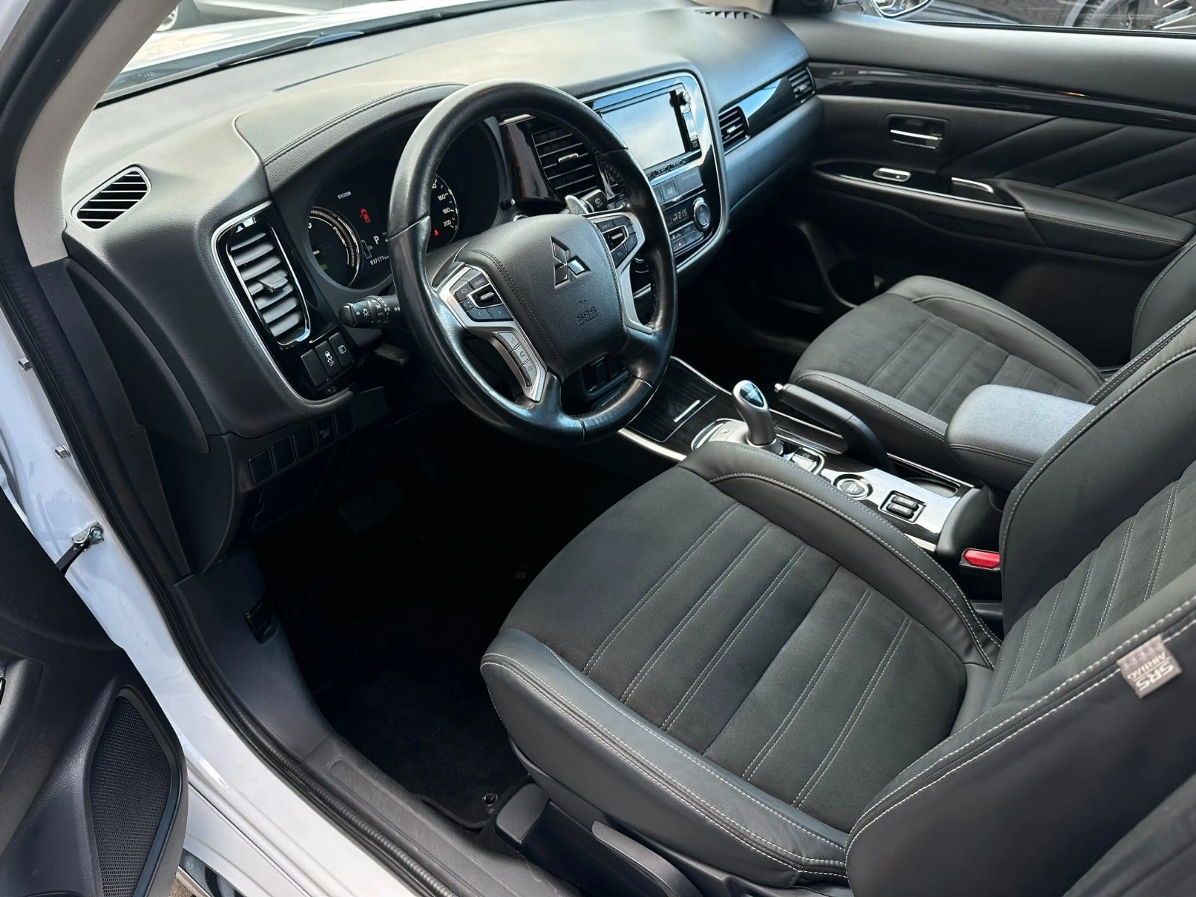 Mitsubishi Outlander PHEV Plus 4WD*1.Hand*Tempomat* — photo 12