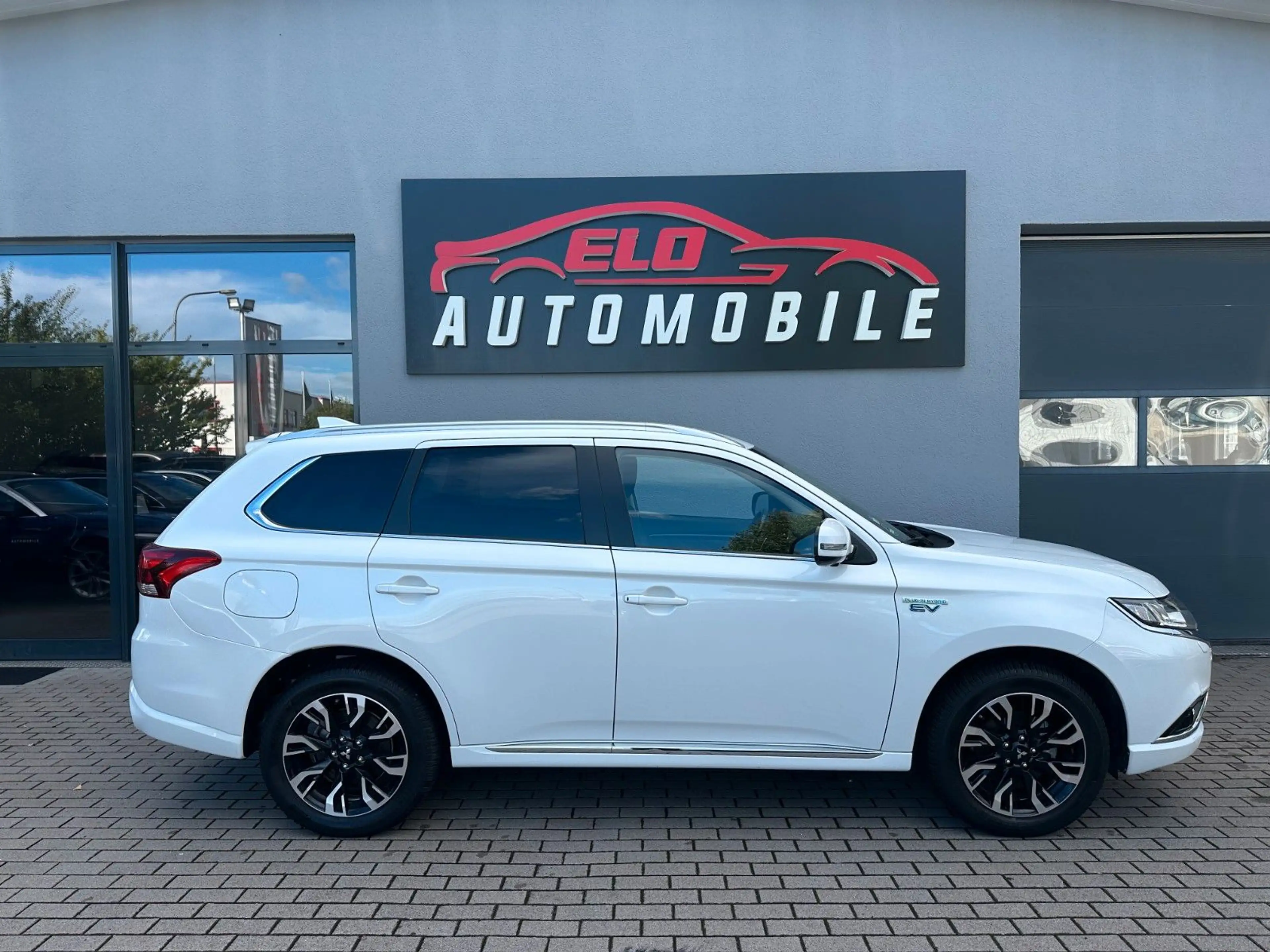 Mitsubishi Outlander PHEV Plus 4WD*1.Hand*Tempomat* — photo 2
