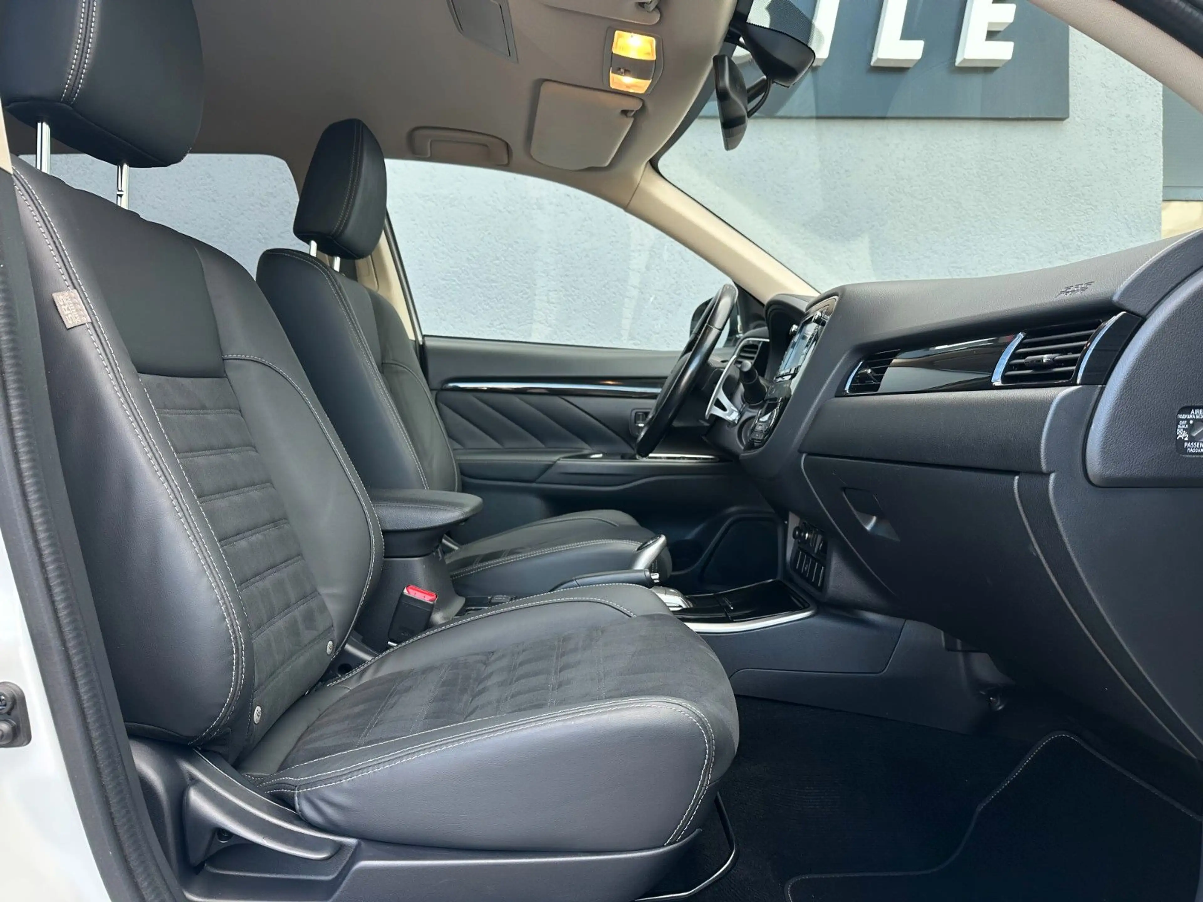Mitsubishi Outlander PHEV Plus 4WD*1.Hand*Tempomat* — photo 9